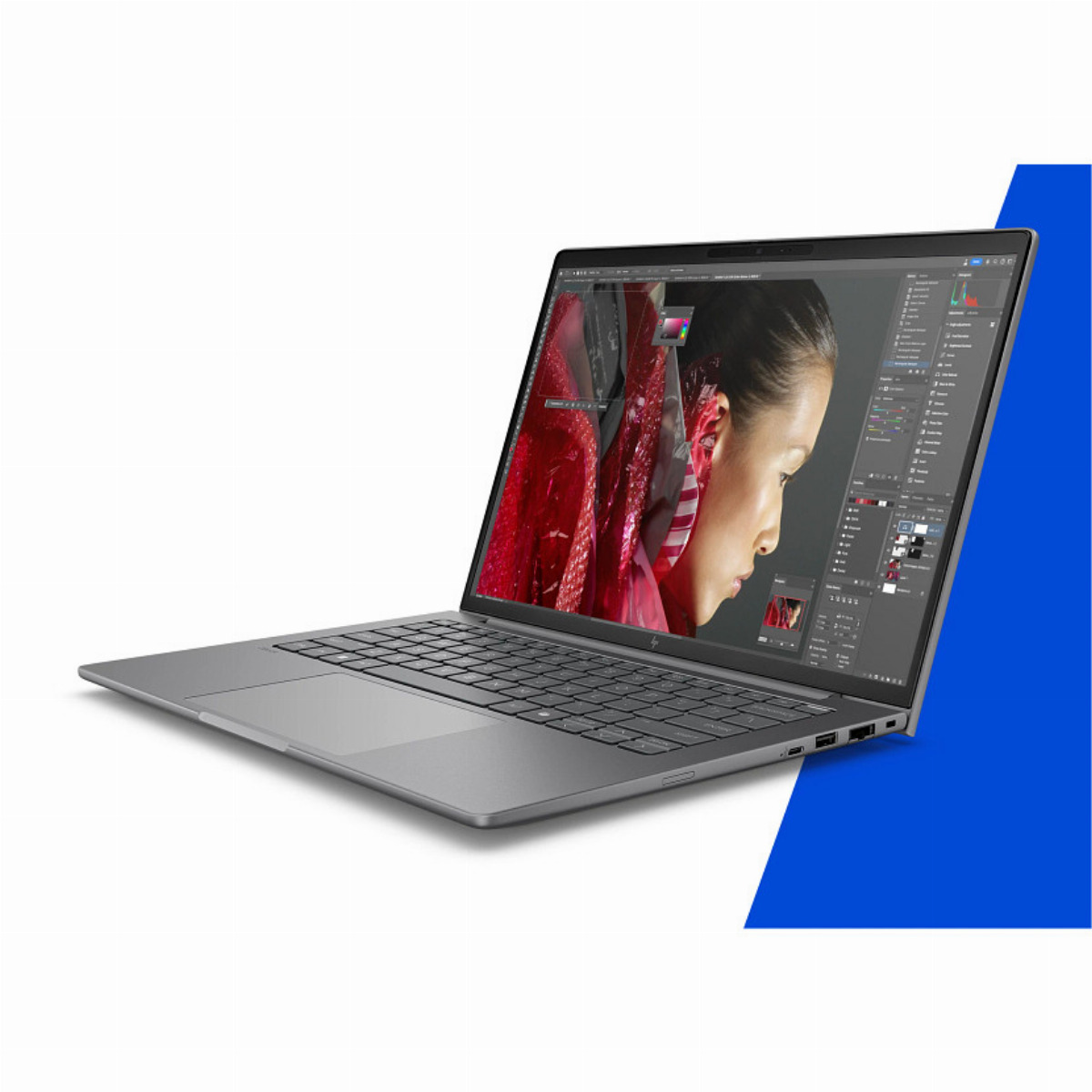 Szary laptop wyświetla oprogramowanie do edycji zdjęć na ekranie, na niebiesko-białym tle.