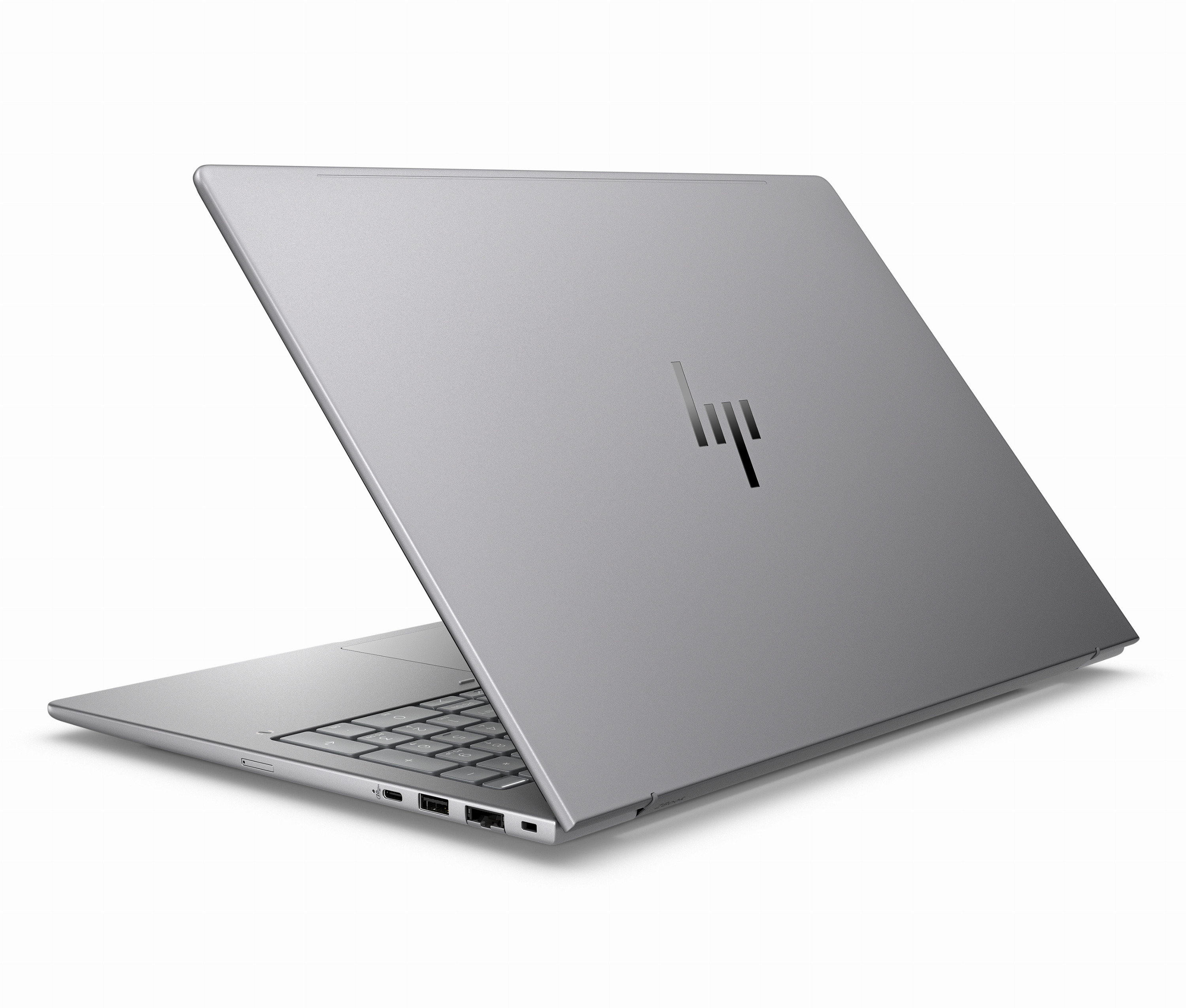 Un laptop HP argentato è parzialmente aperto su una superficie bianca con il logo.