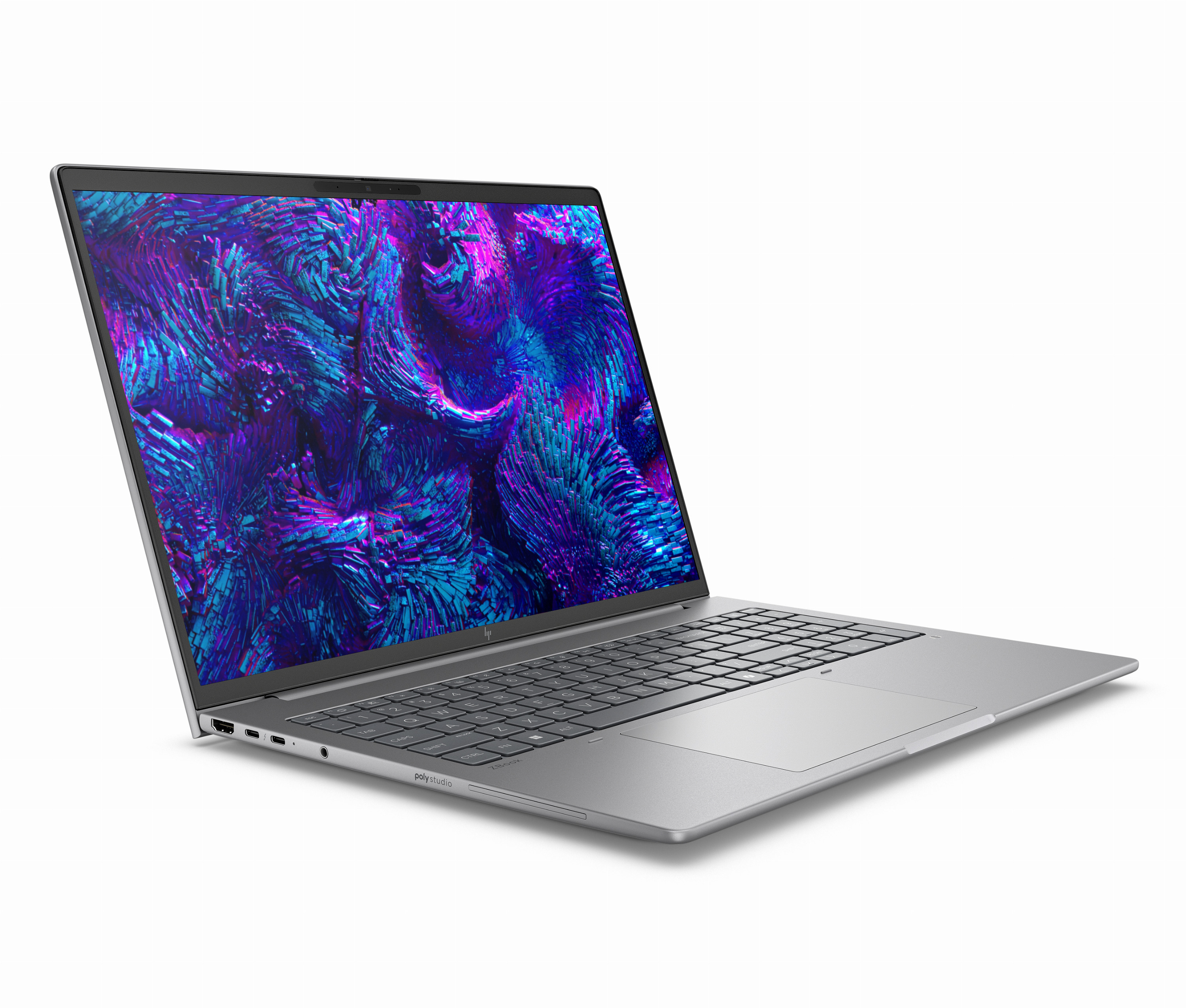 Srebrny laptop z kolorową, abstrakcyjną tapetą na ekranie stoi na białej powierzchni.