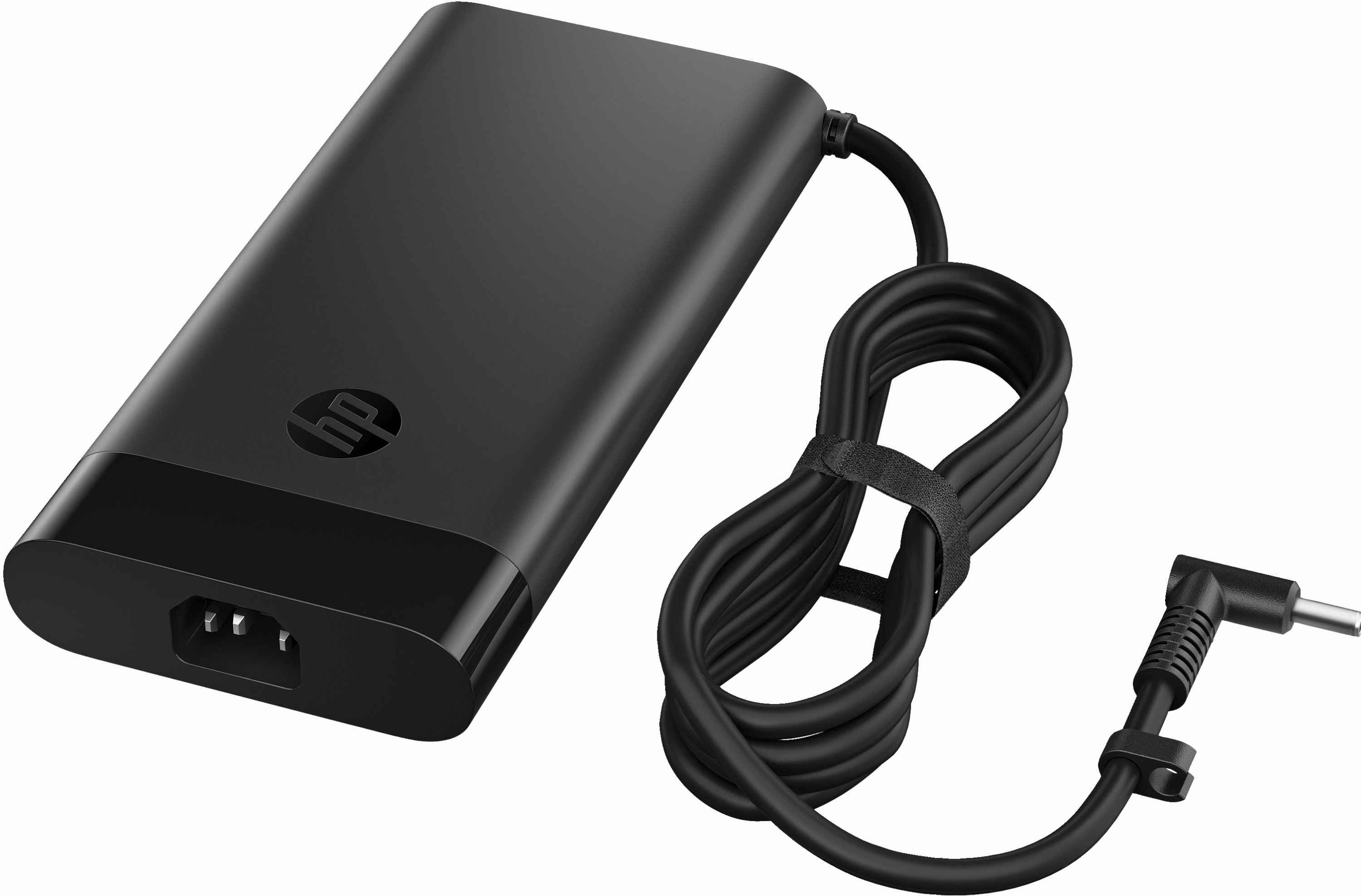 Adaptador de corriente para portátil HP negro con cable enrollado y conector sobre fondo blanco.