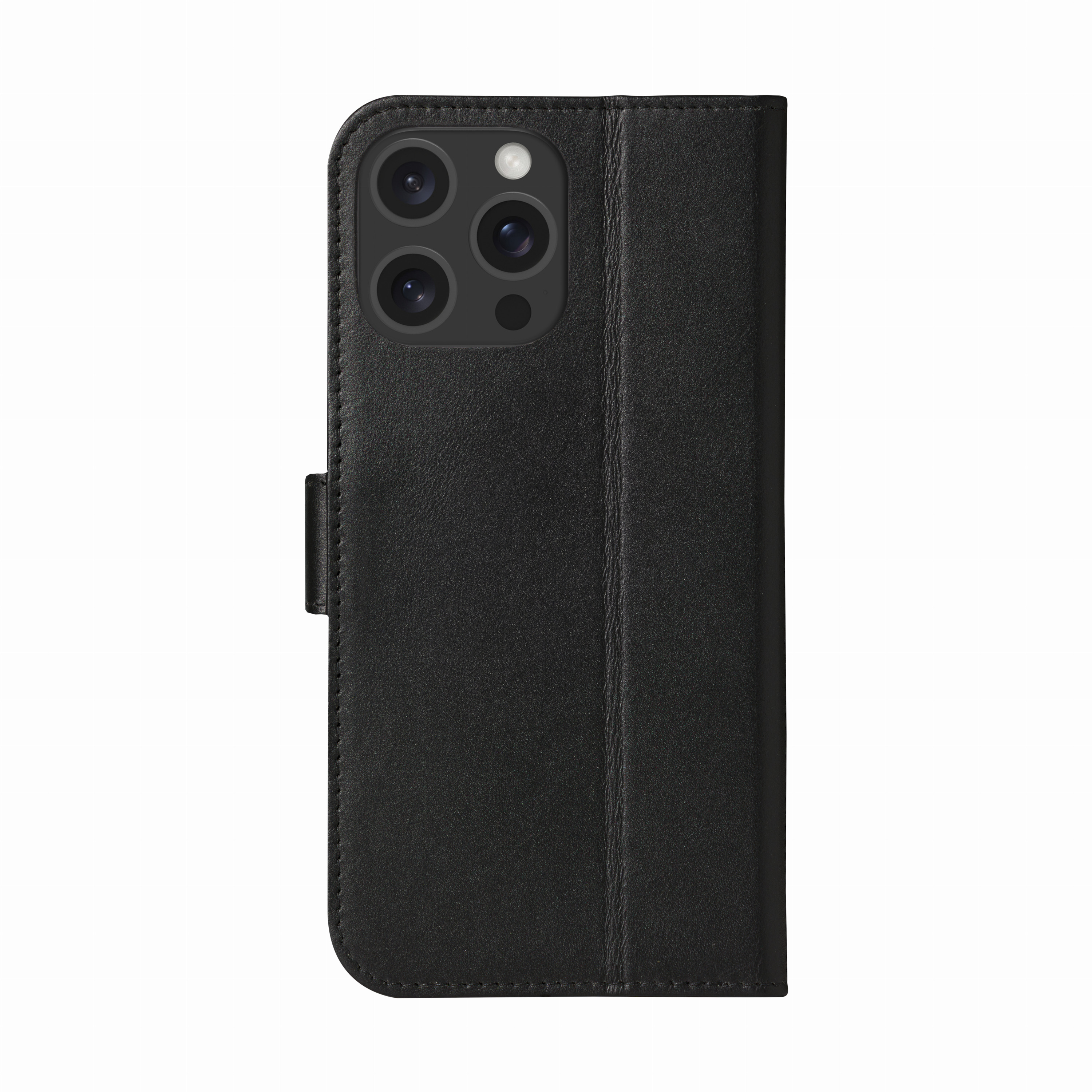 Una funda de piel negra para smartphone con un recorte para cámara triple en la parte trasera.