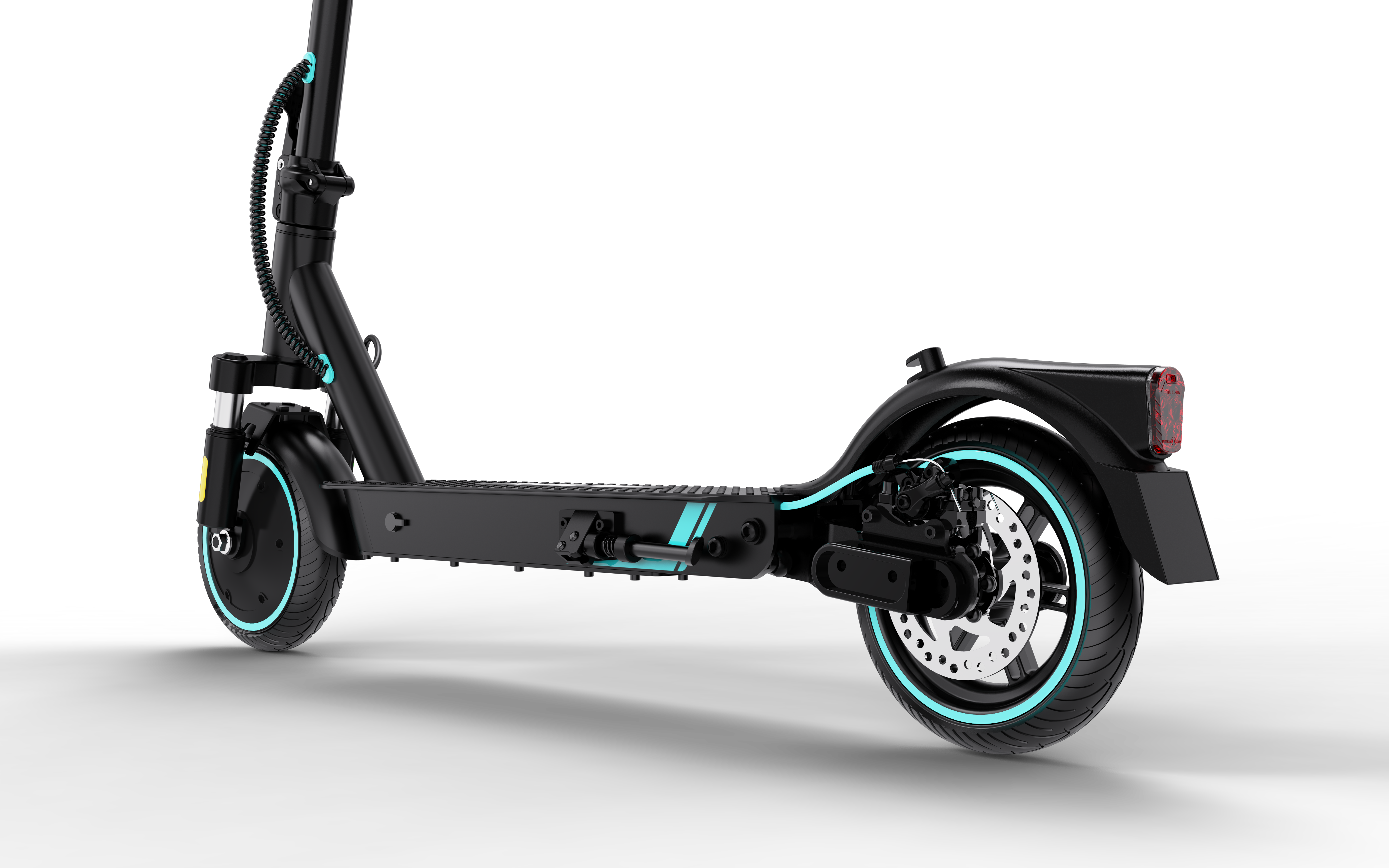 Un patinete eléctrico negro con detalles en verde azulado y freno de disco en la rueda trasera, sobre fondo negro.