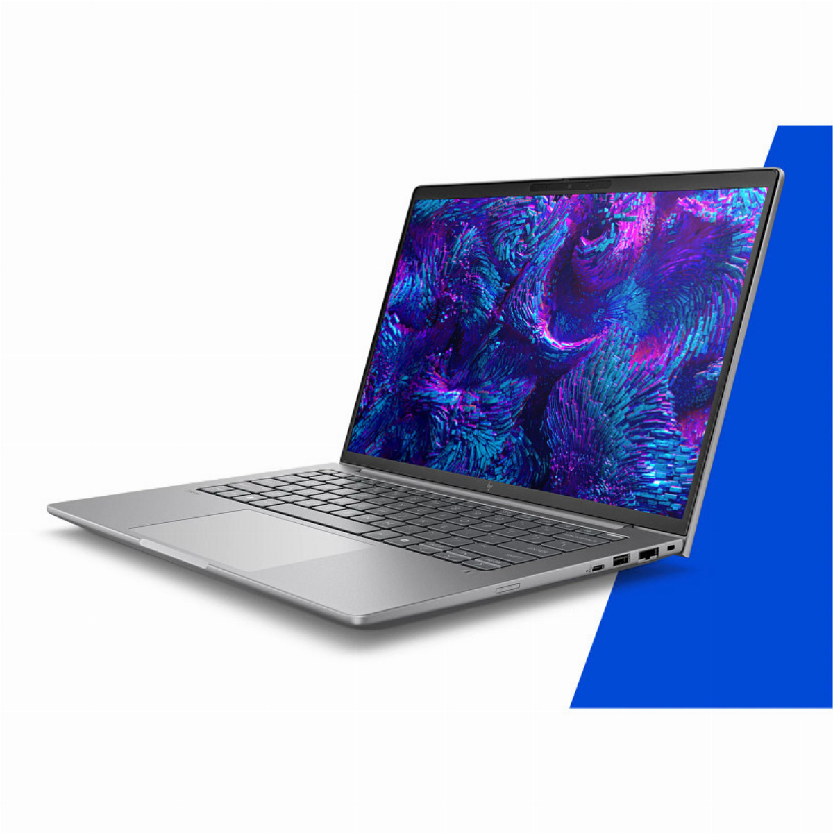 Un laptop argento con uno schermo astratto blu e viola vibrante su sfondo bianco e blu.