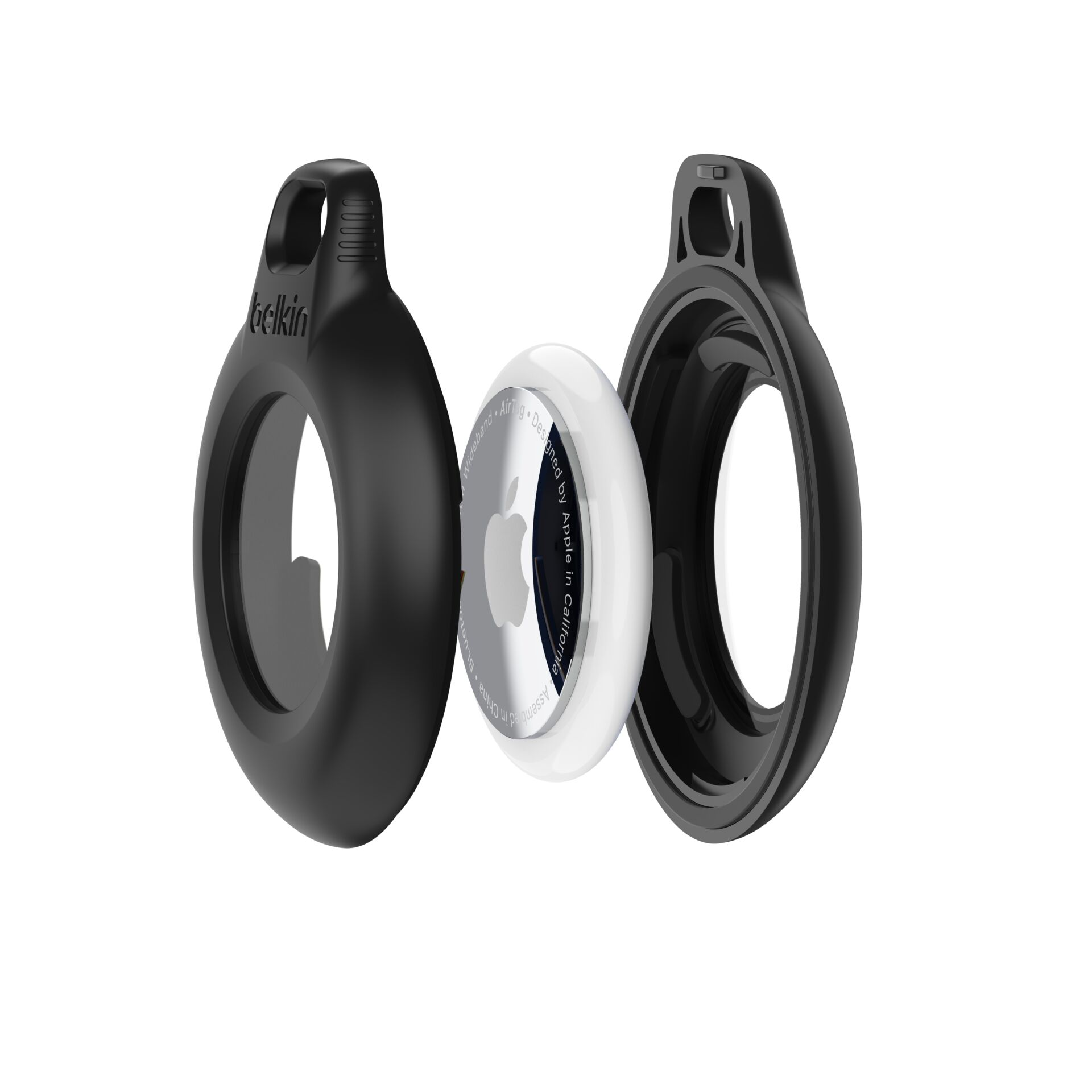 Eine weiße Apple AirTag ist zwischen zwei Teilen einer schwarzen Belkin-Schutzhülle zentriert.