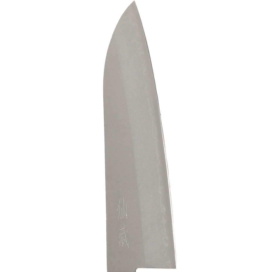 Nahaufnahme einer scharfen, silbernen Santoku-Messer klinge mit japanischen Schriftzeichen auf weißem Hintergrund.