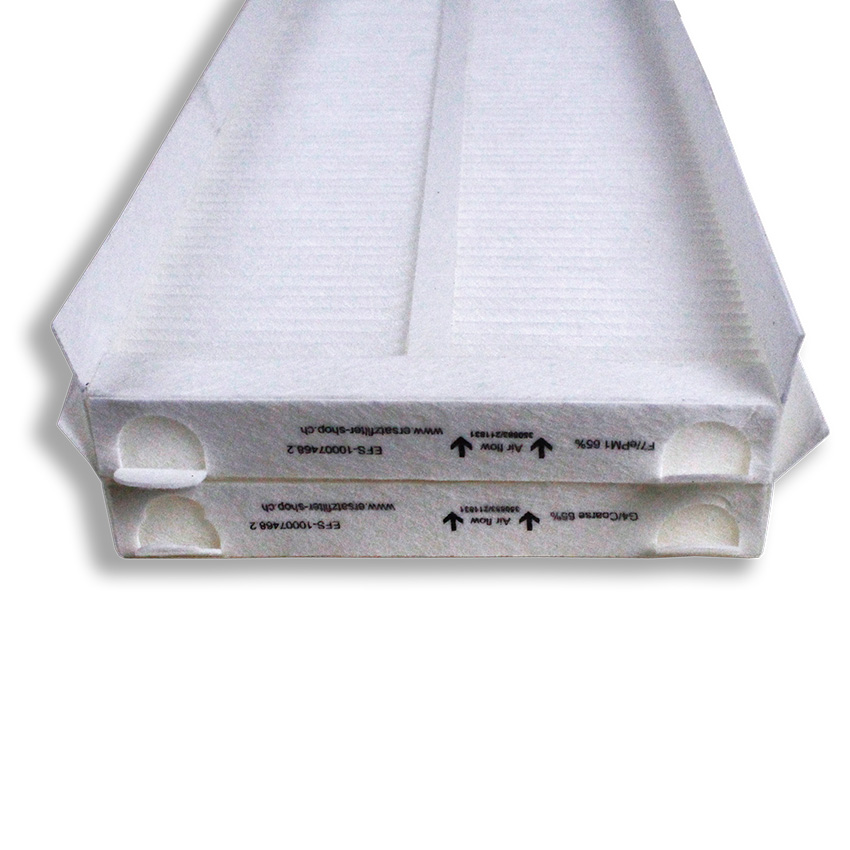 Zwei weiße flache Filter mit schwarzer Beschriftung und Airflow-Pfeilen.