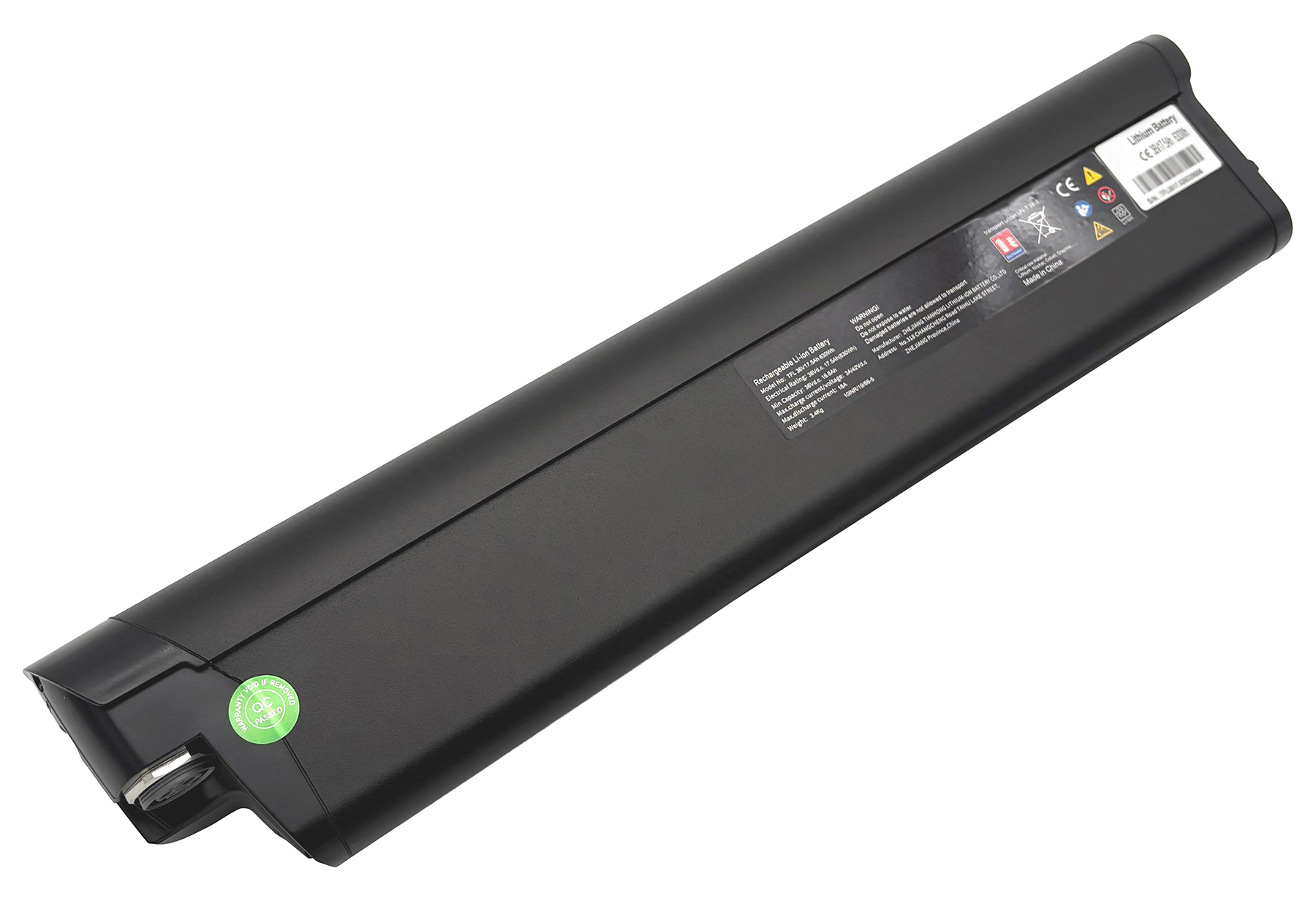 Länglicher schwarzer Lithium-Ionen-Akku mit technischen Daten und Aufklebern auf weißem Hintergrund.