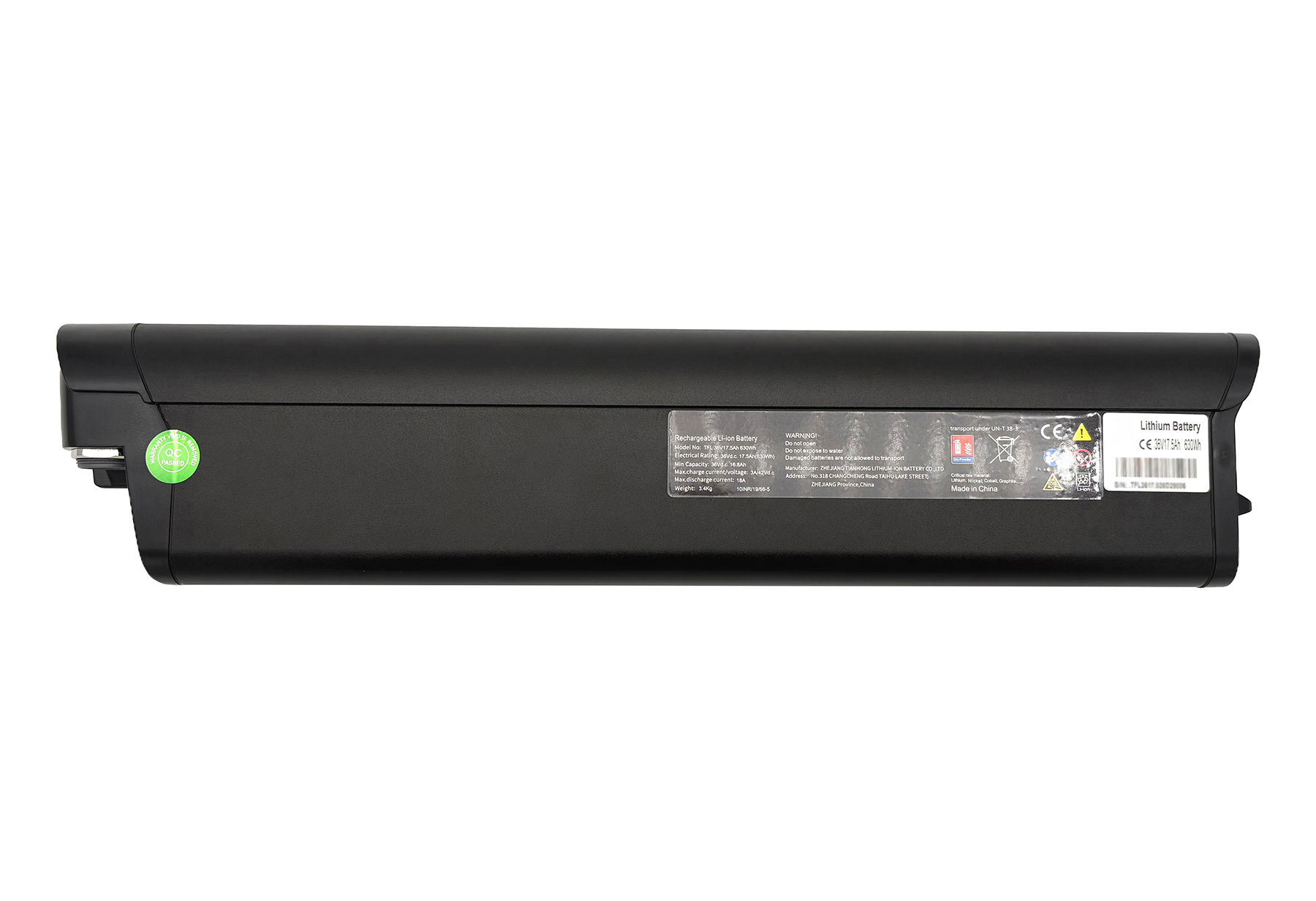 Langer schwarzer zylindrischer Lithium-Ionen-Akku mit technischen Daten und Warnschildern auf weißem Hintergrund.