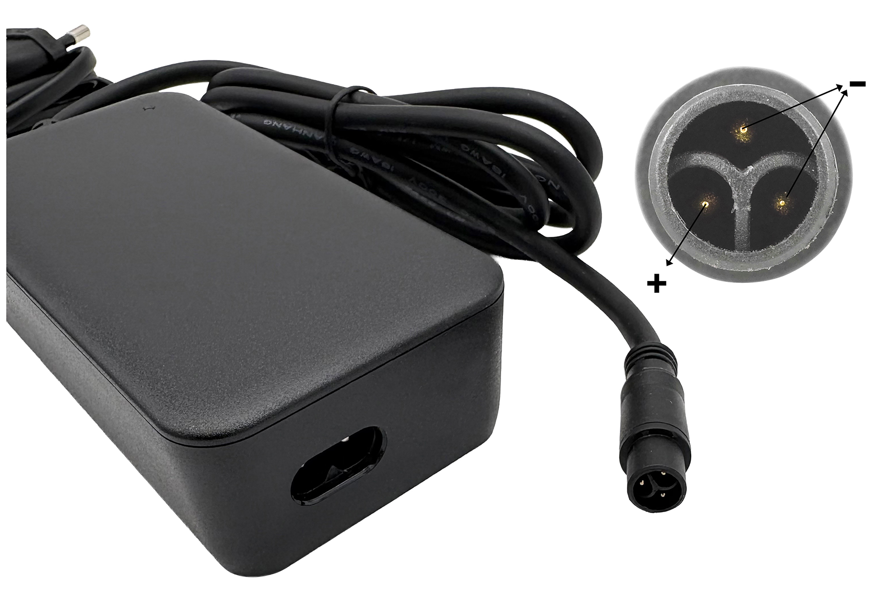Schwarzes Netzteil mit Kabel und Detailansicht des dreipoligen Steckers mit Plus- und Minus-Polen.