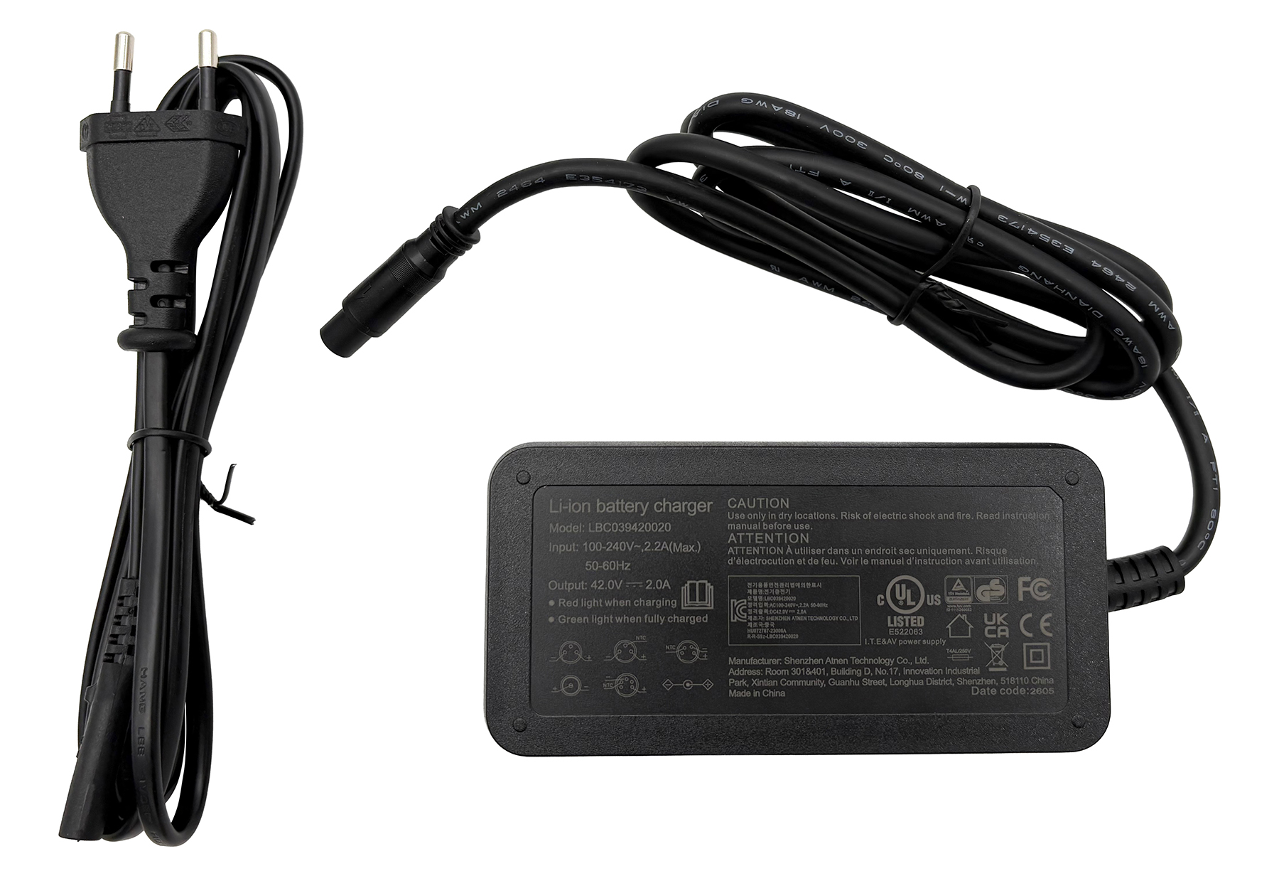 Ein schwarzes Li-Ionen-Batterieladegerät mit Netzteil und abnehmbarem Kabel vor weißem Hintergrund.