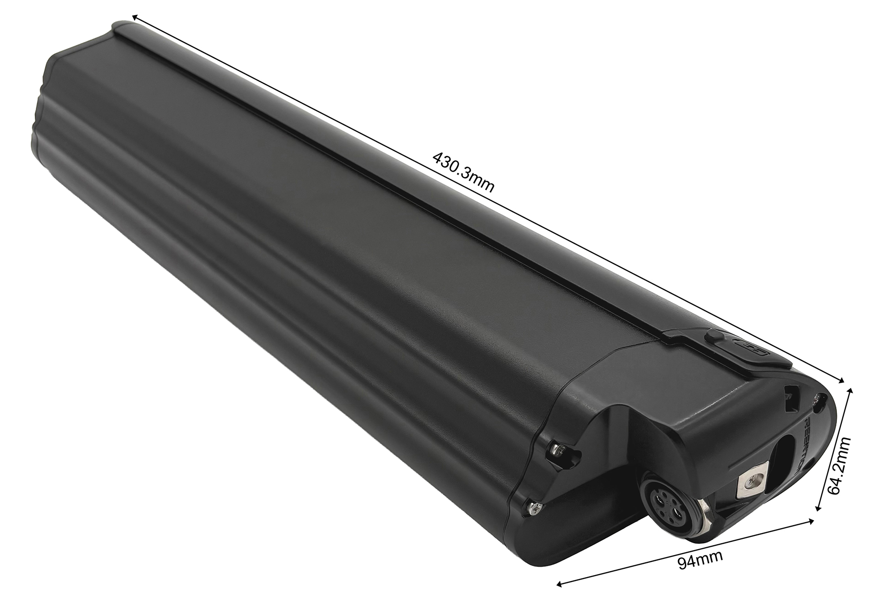 Ein schwarzer E-Bike-Akku mit den Maßen 430,3 mm x 94 mm x 64,2 mm auf weißem Grund.