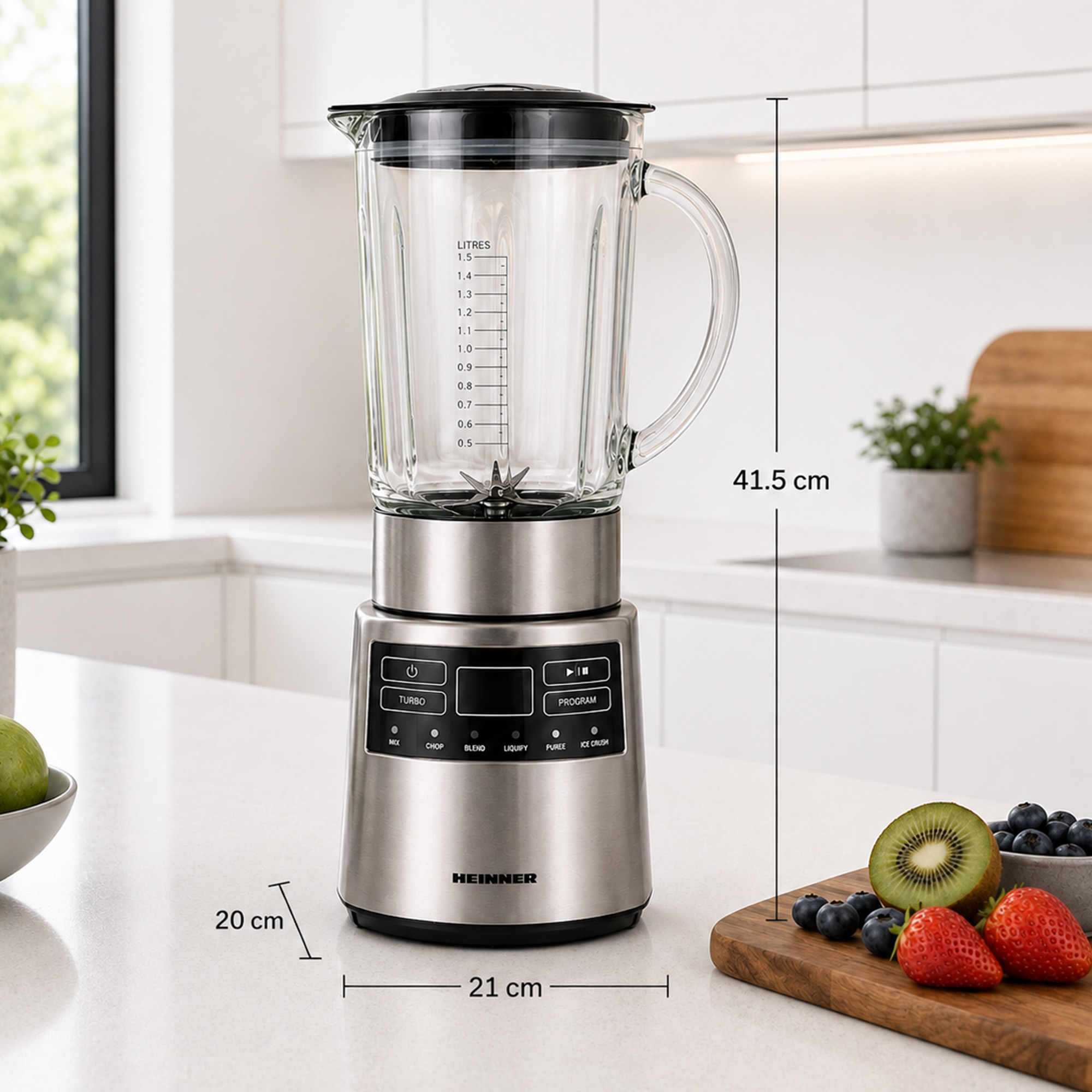 Blender argenté Heinner sur un comptoir de cuisine avec dimensions, et fruits sur une planche en bois.