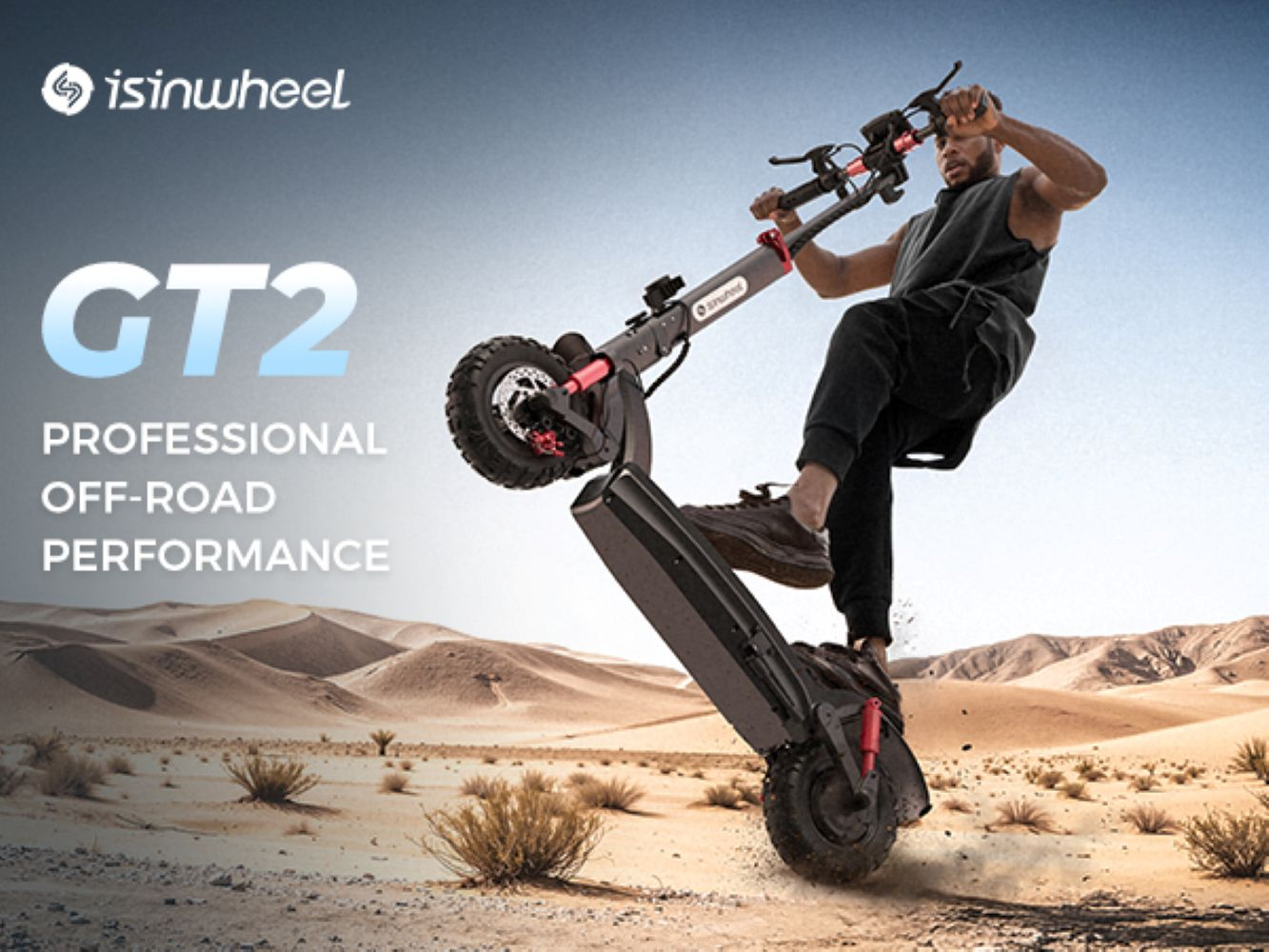 Un hombre monta en un patinete eléctrico isinwheel GT2 todoterreno, haciendo un caballito en el desierto.