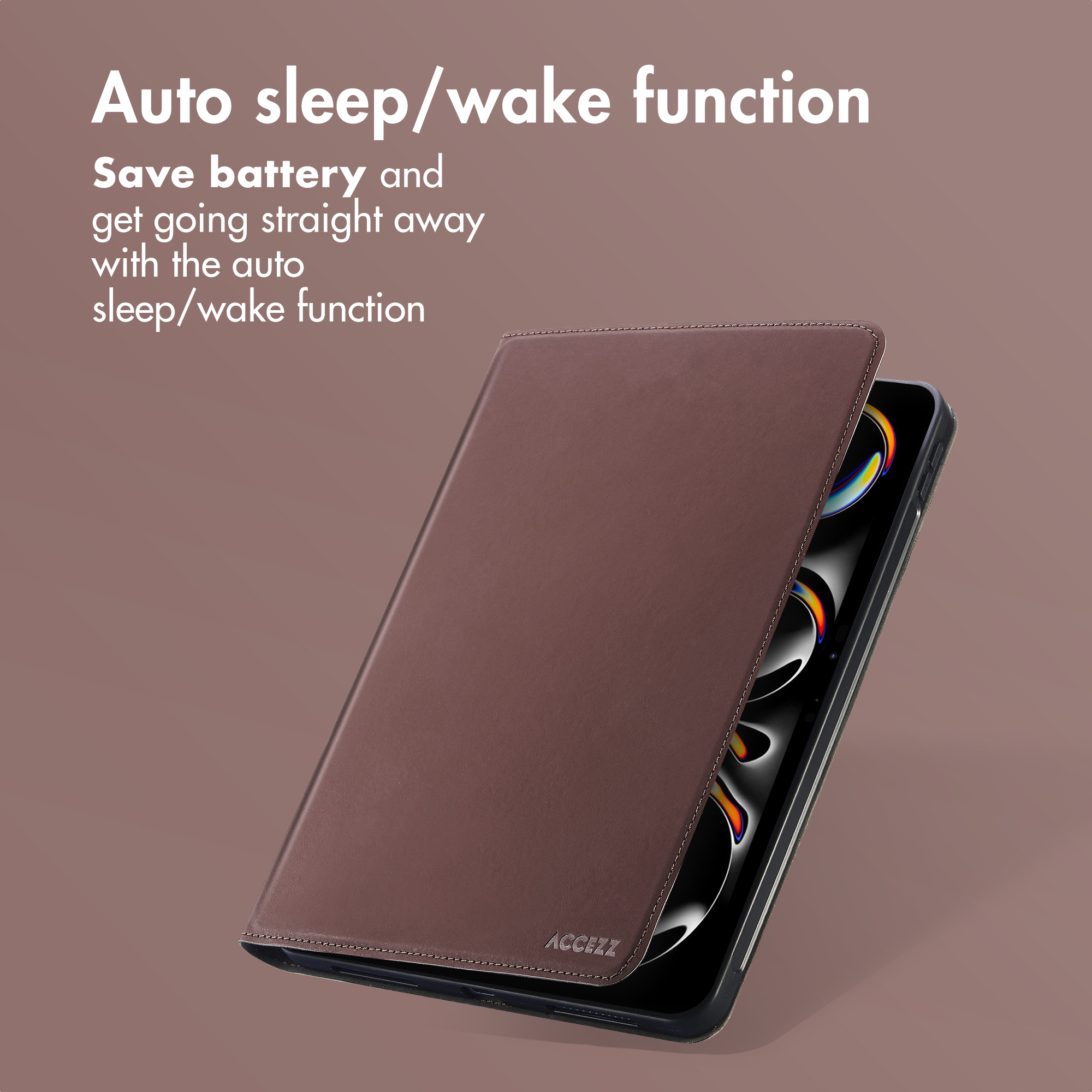 Une coque de tablette marron sur une tablette, avec du texte sur la fonction veille/réveil automatique.