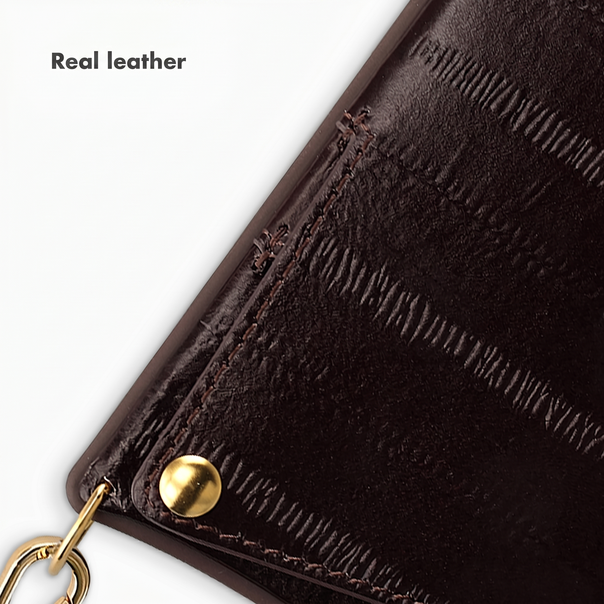 Dunkelbraune Echtleder-Tasche mit strukturierter Oberfläche, goldenem Druckknopf und Kettendetail auf weißem Grund.