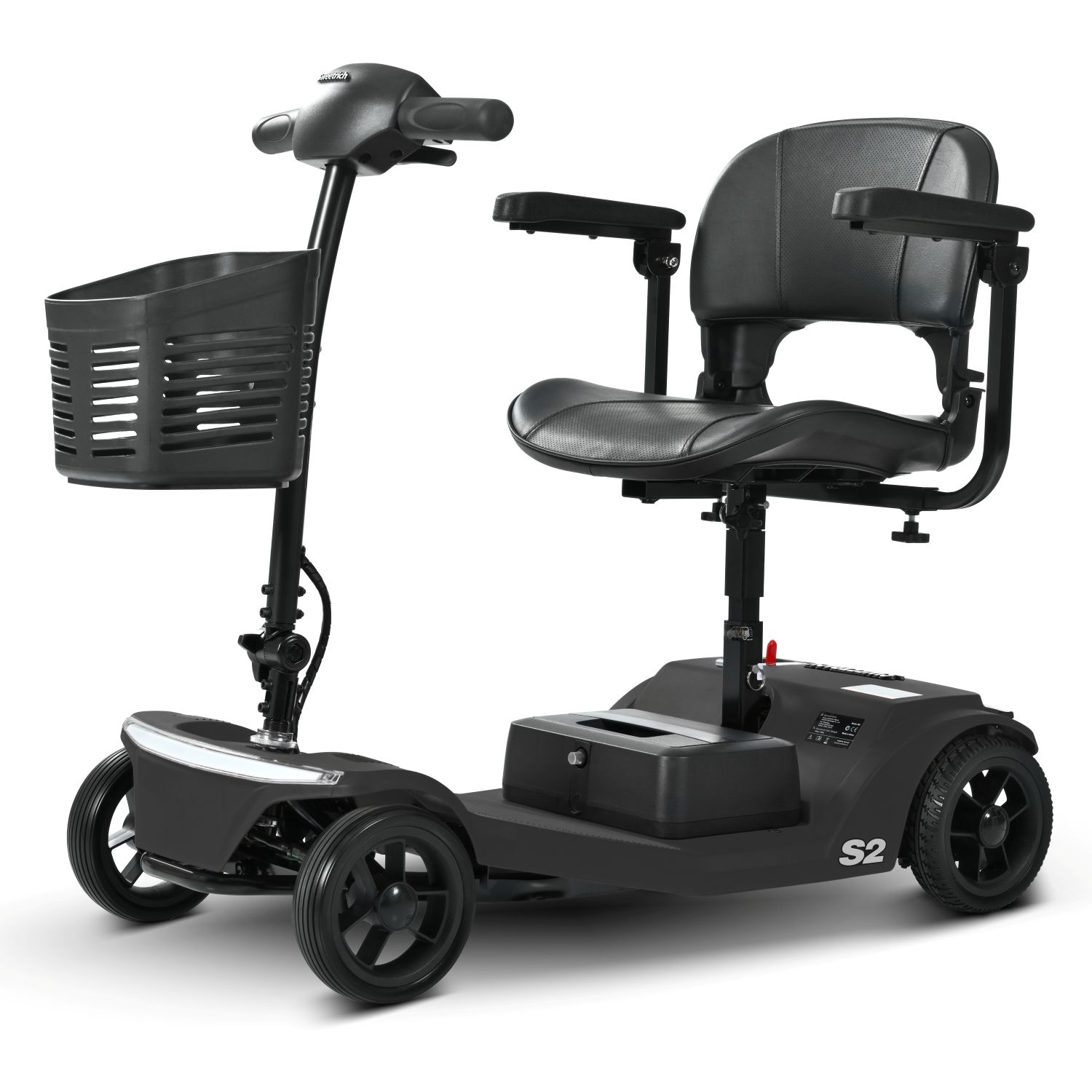 Un patinete eléctrico negro de cuatro ruedas con asiento acolchado y cesta delantera sobre fondo blanco.