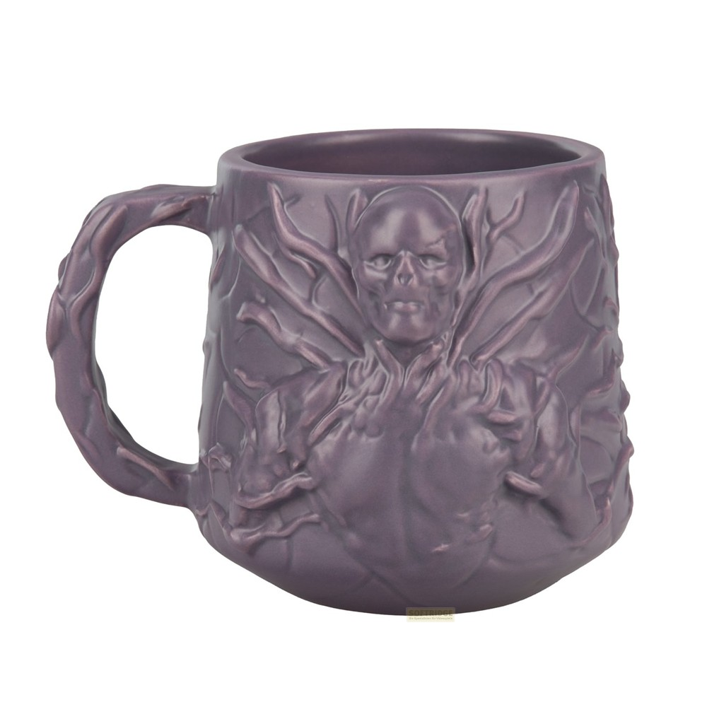 Una taza de cerámica morada con un relieve 3D de una figura monstruosa rodeada de zarcillos.