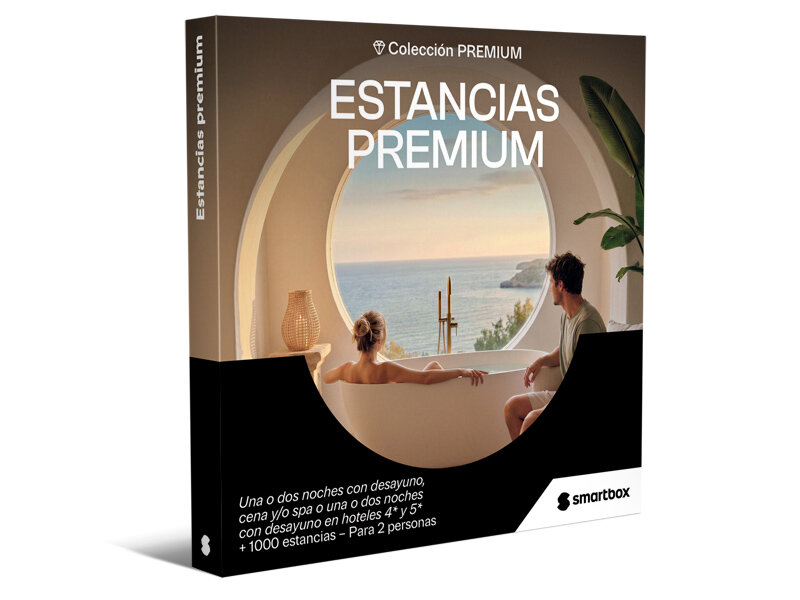 Caja de producto Smartbox con texto Estancias Premium y una pareja en una bañera con vistas al mar.