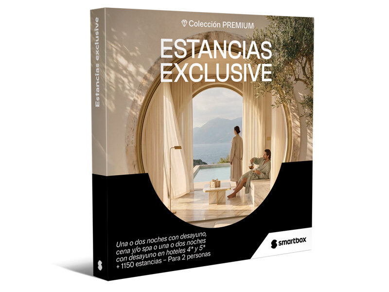 Caja de producto Smartbox con texto y una imagen de una pareja en albornoces en un hotel de lujo junto al mar.
