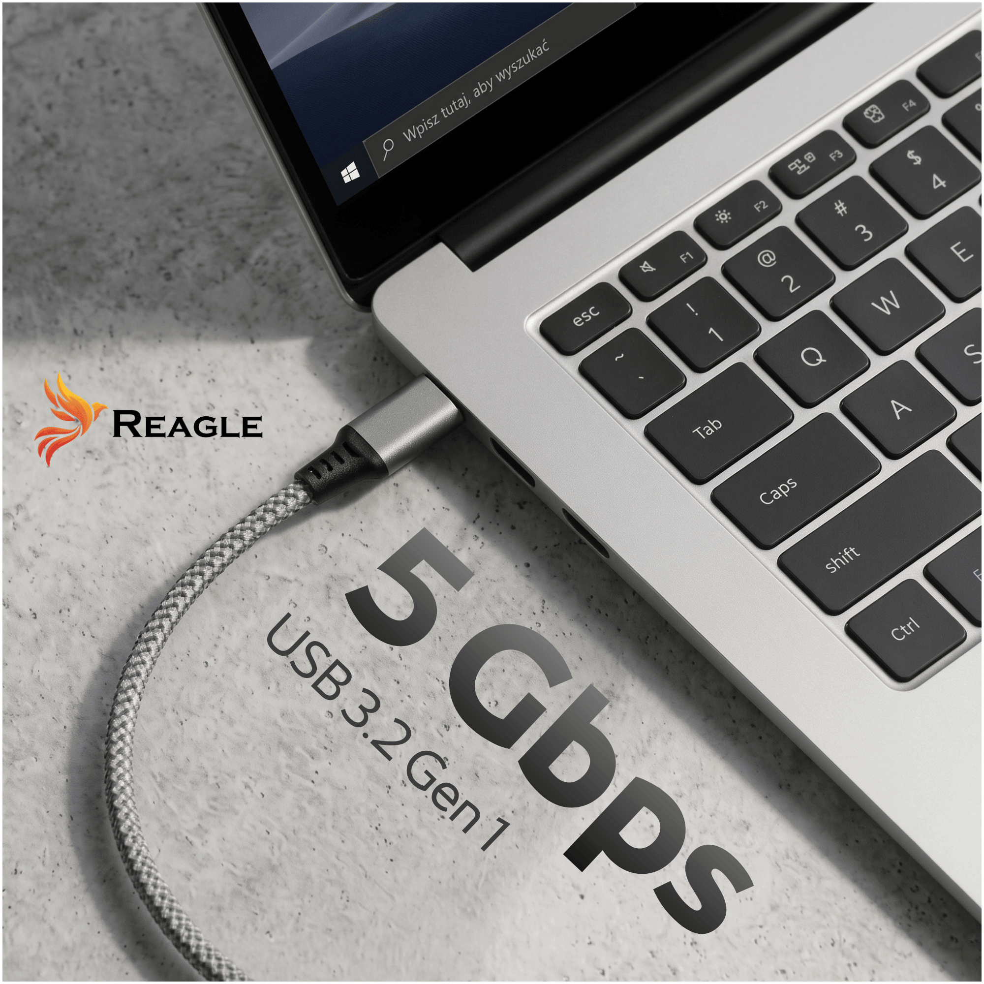 Un portátil plateado sobre piedra con un cable USB-C conectado y texto 5 Gbps USB 3.2 Gen 1.