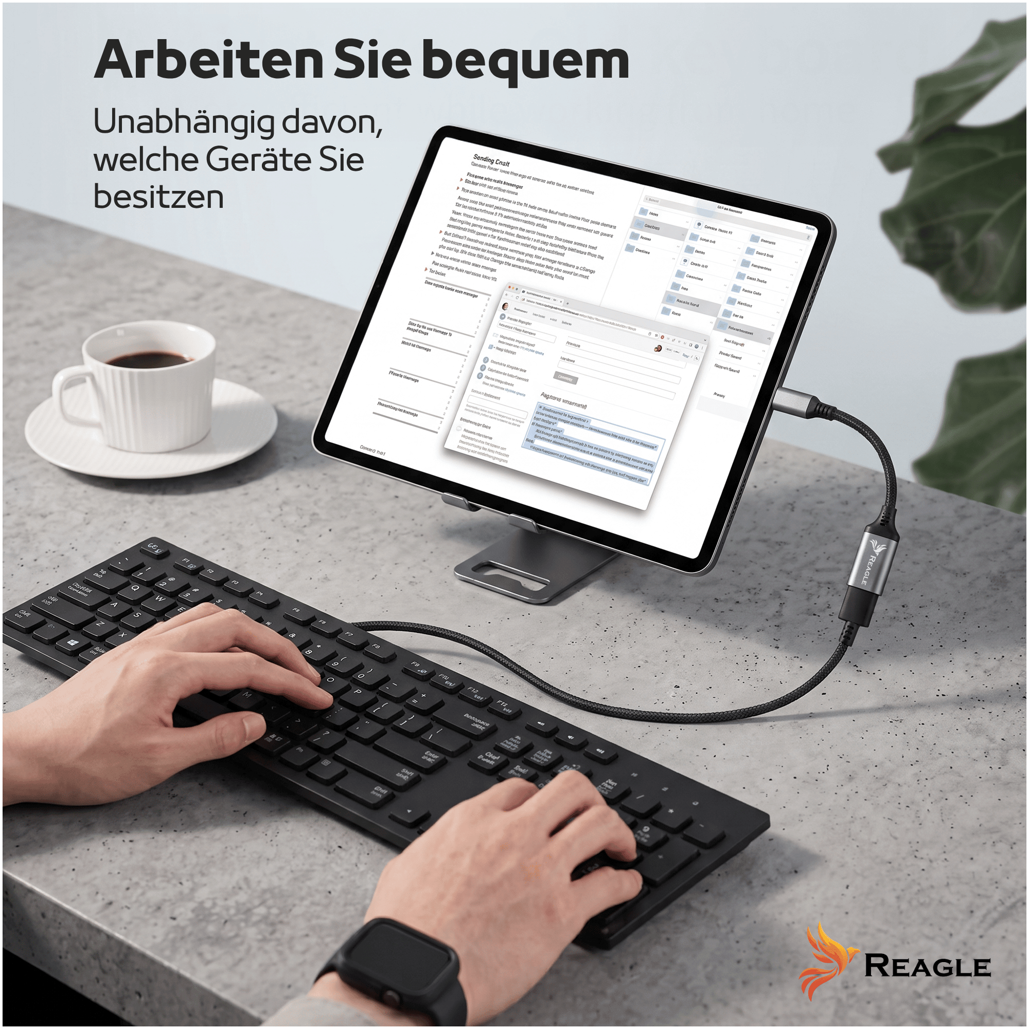 Una tablet en un soporte con un cable conectado, un teclado negro y una taza de café en un escritorio gris.