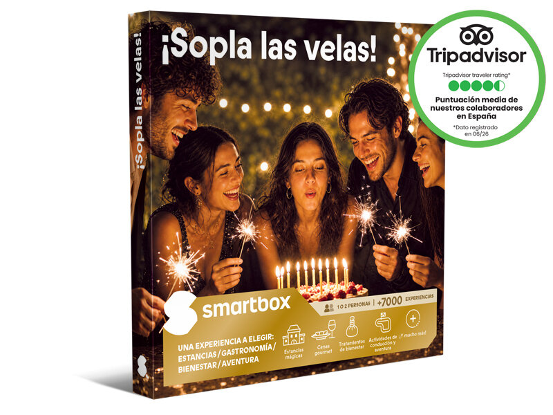 Caja de regalo Smartbox con amigos felices apagando velas de pastel y bengalas de noche.