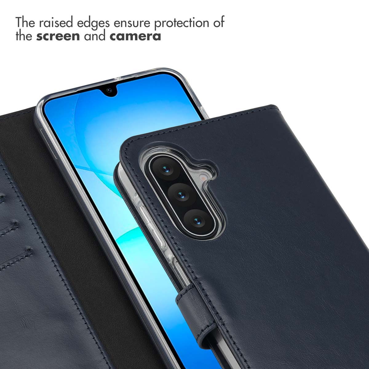 Custodia in pelle blu con bordi rialzati per proteggere schermo e fotocamera.