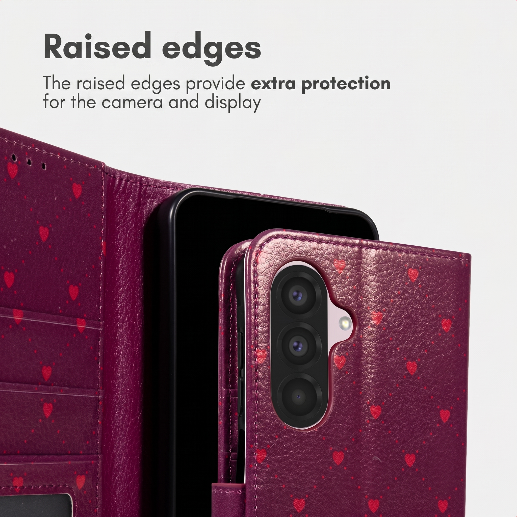 Paarse telefoonhoes met rode harten toont verhoogde randen voor extra camera- en schermbescherming.