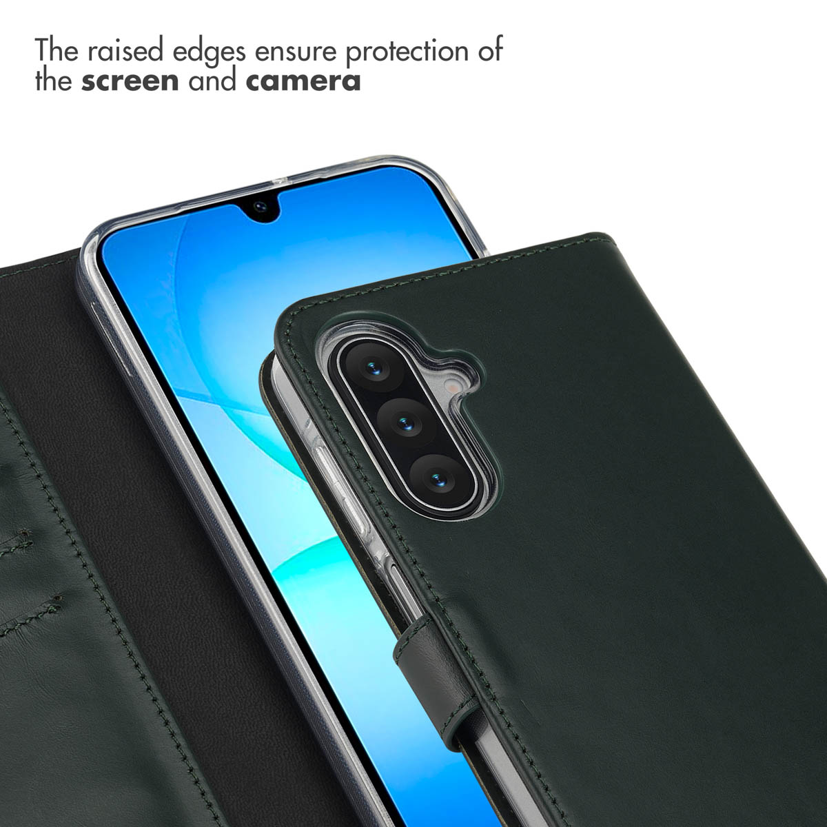 Een smartphone in een donkergroene leren portemonneehoesje met triple camera en opstaande randen.