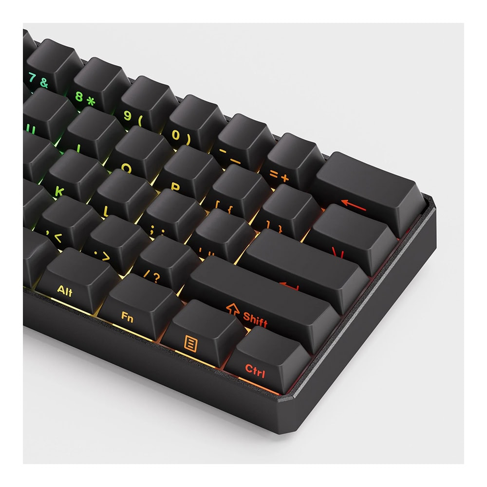 Açık arka plan üzerinde RGB arkadan aydınlatmalı siyah mekanik klavye.