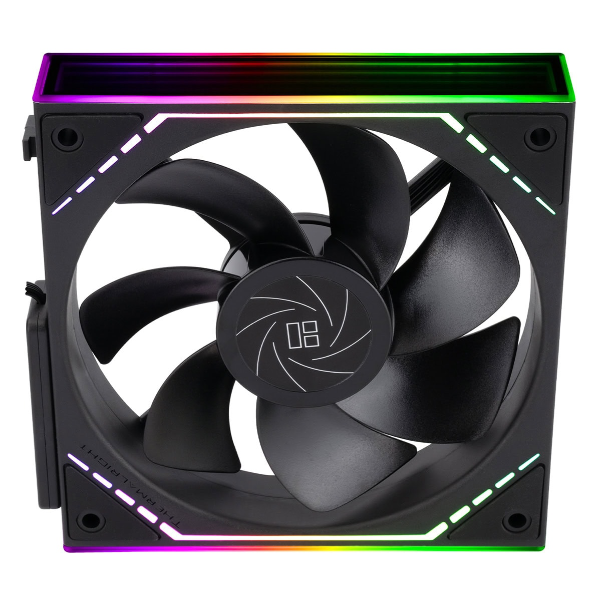 Beyaz arka planda çerçevesinde renkli RGB aydınlatma bulunan siyah bir bilgisayar fanı.