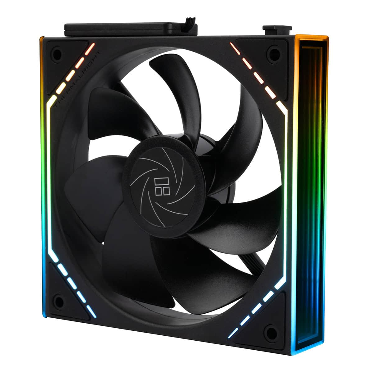 Çerçevesinde RGB aydınlatma ve ortasında logo bulunan siyah bilgisayar fanı.