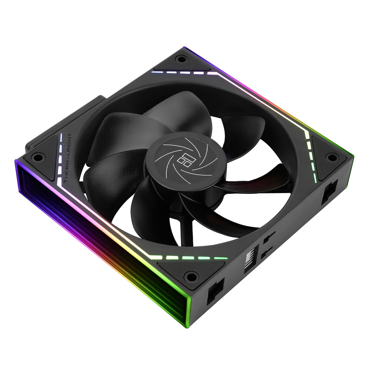 Beyaz arka planda RGB aydınlatmalı siyah bir bilgisayar soğutma fanı.