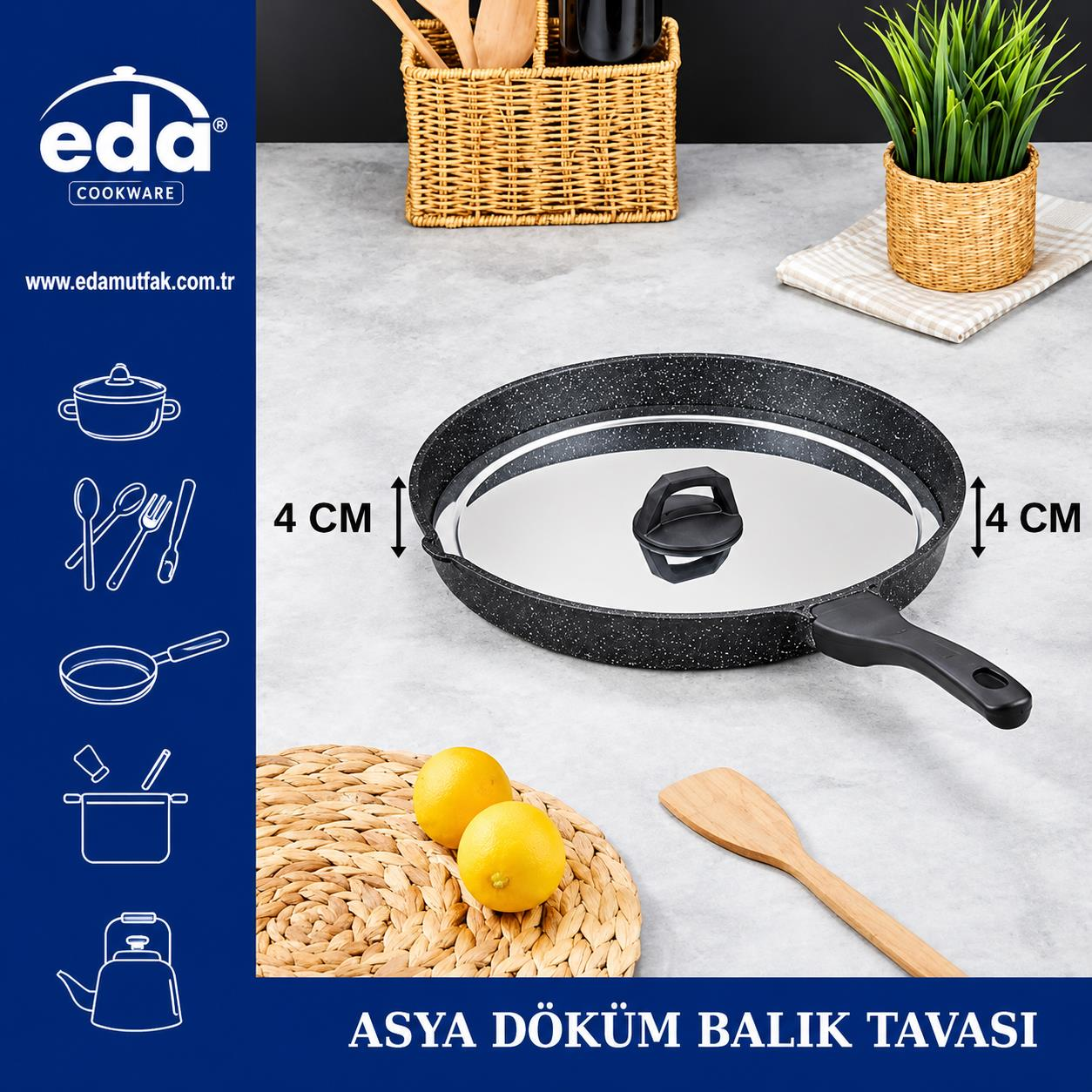 Cam kapaklı siyah döküm balık tavası, iki limon ve tezgahta tahta spatula.