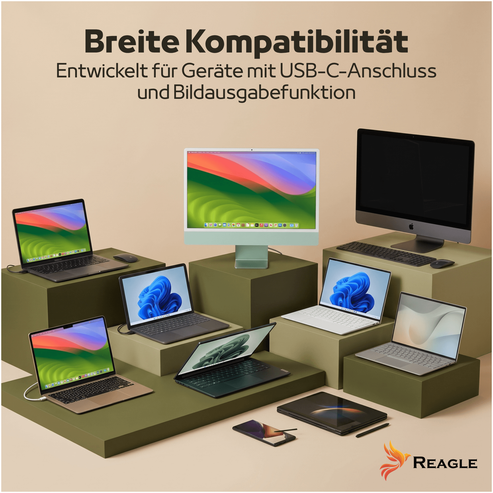 Verschiedene Laptops, Monitore und mobile Geräte stehen auf grünen Podesten vor einem beigen Hintergrund.