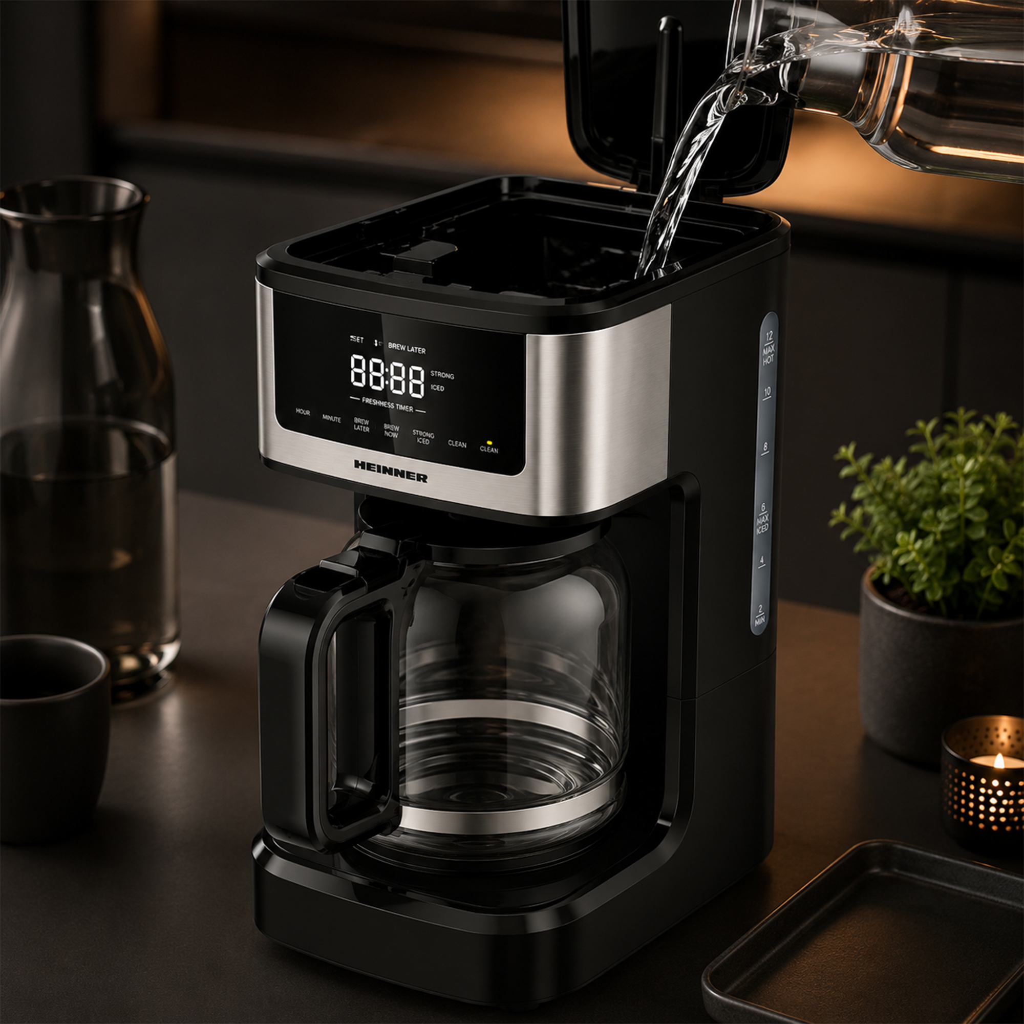 Water wordt gegoten in een moderne zwarte Heinner koffiezetapparaat met glazen kan en digitaal display.
