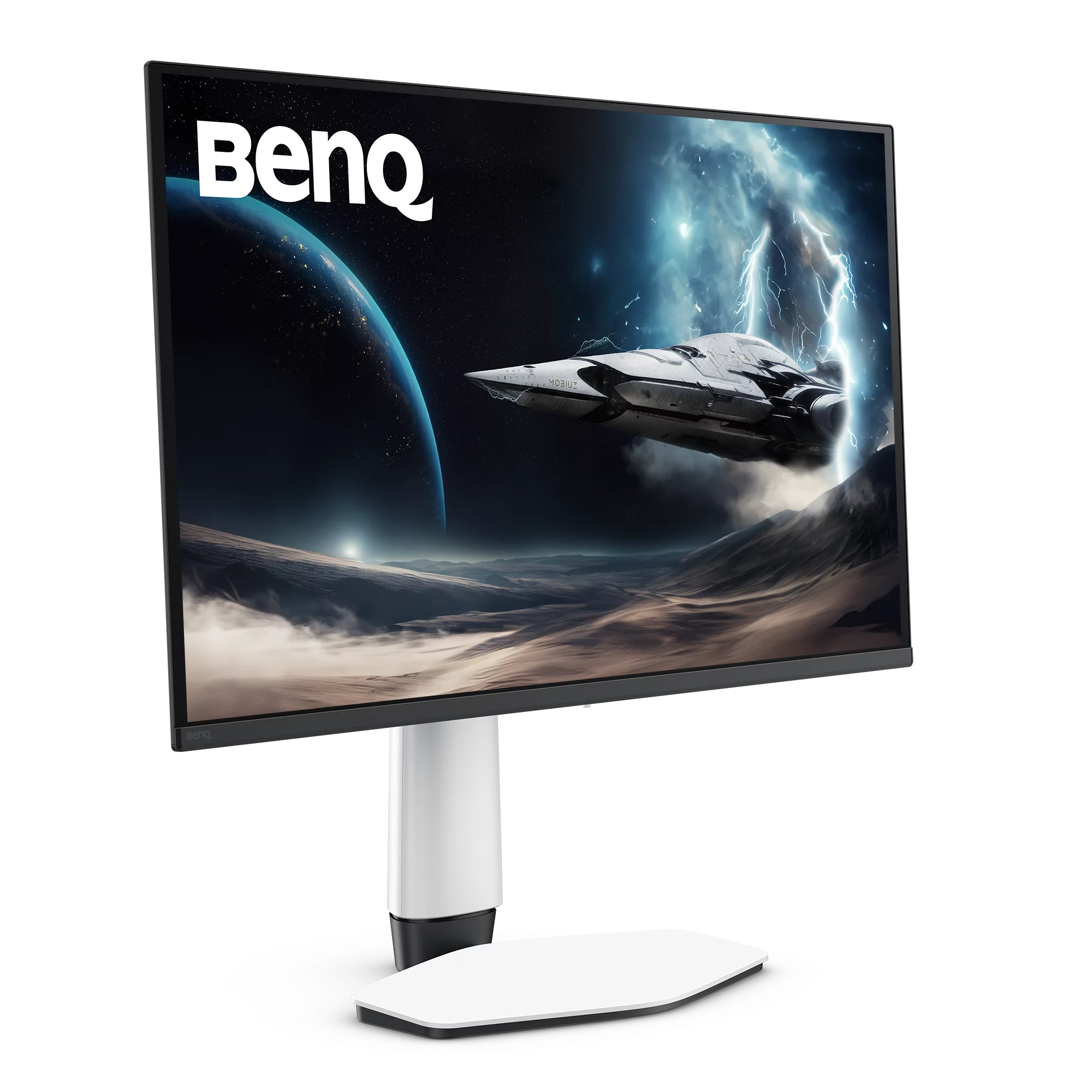 Un monitor BenQ mostra un'astronave in un paesaggio cosmico con pianeti e fulmini.