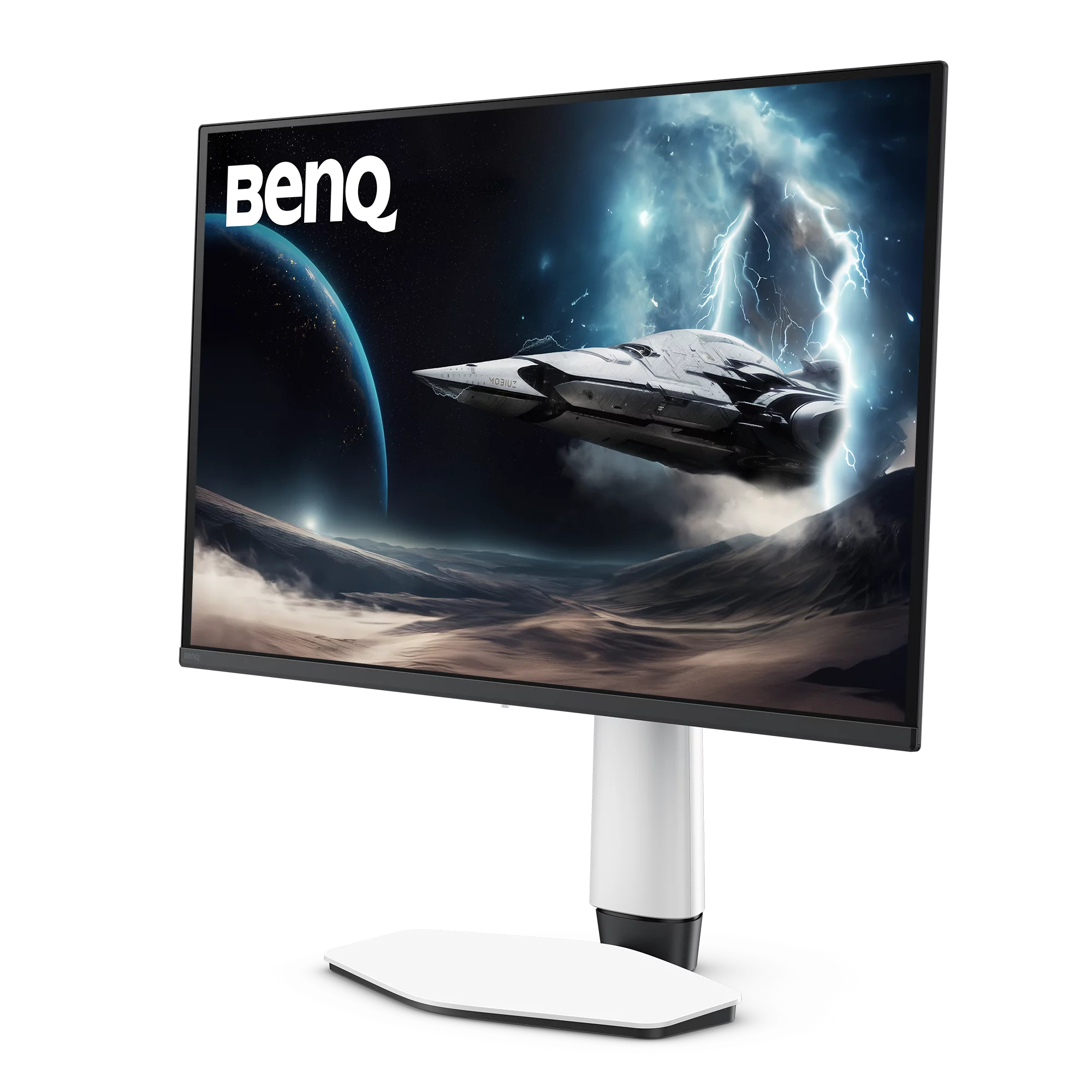 Un monitor BenQ mostra una scena spaziale sci-fi con astronave, pianeta e fulmini sullo sfondo.
