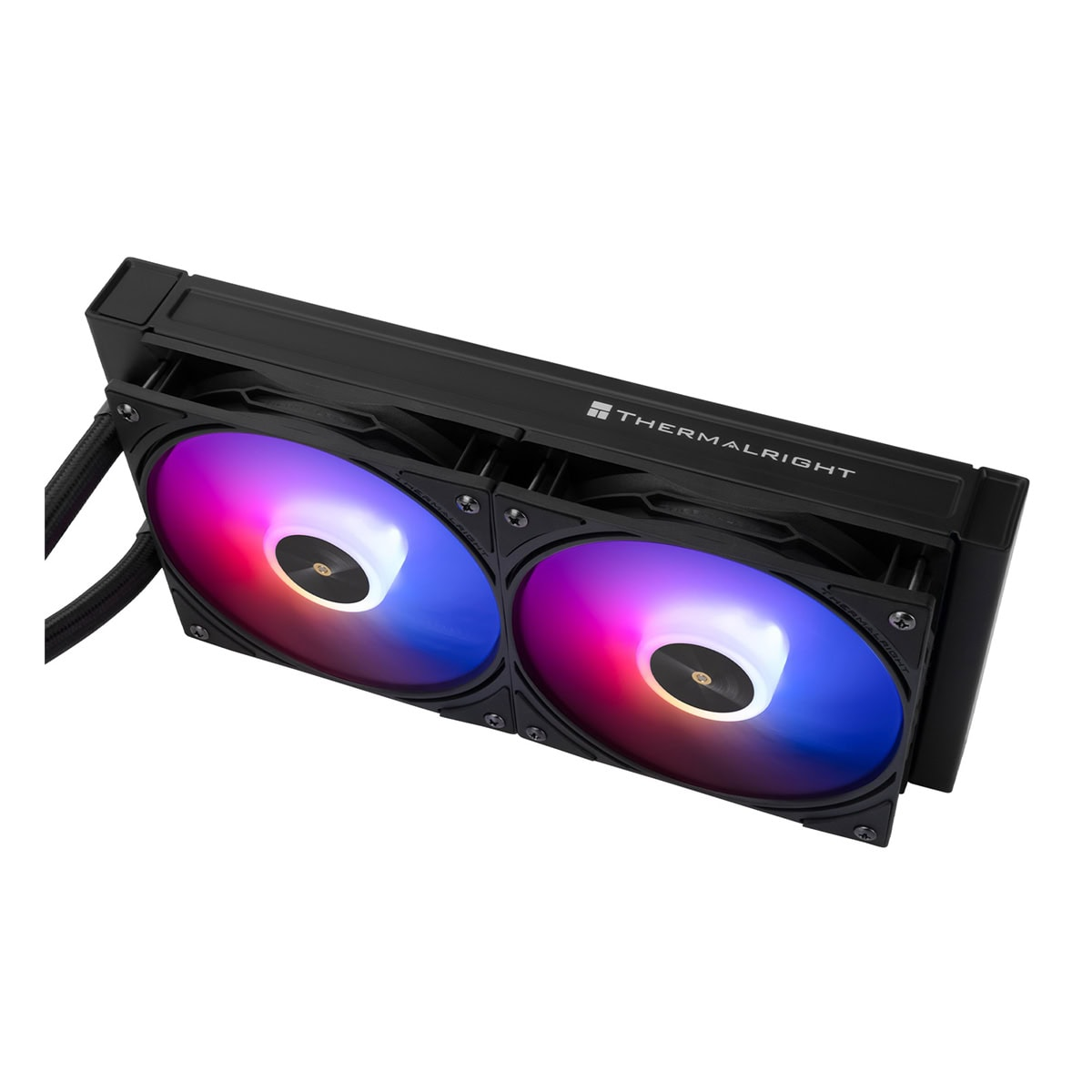 Beyaz arkaplanda iki renkli RGB fanlı siyah Thermalright CPU sıvı soğutucu.