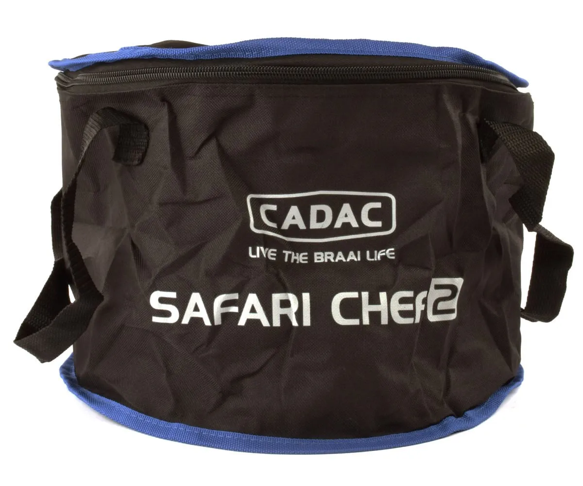 Mavi kenarlı, önünde Cadac Safari Chef 2 logosu olan, beyaz arka plan üzerinde siyah yuvarlak saklama çantası.