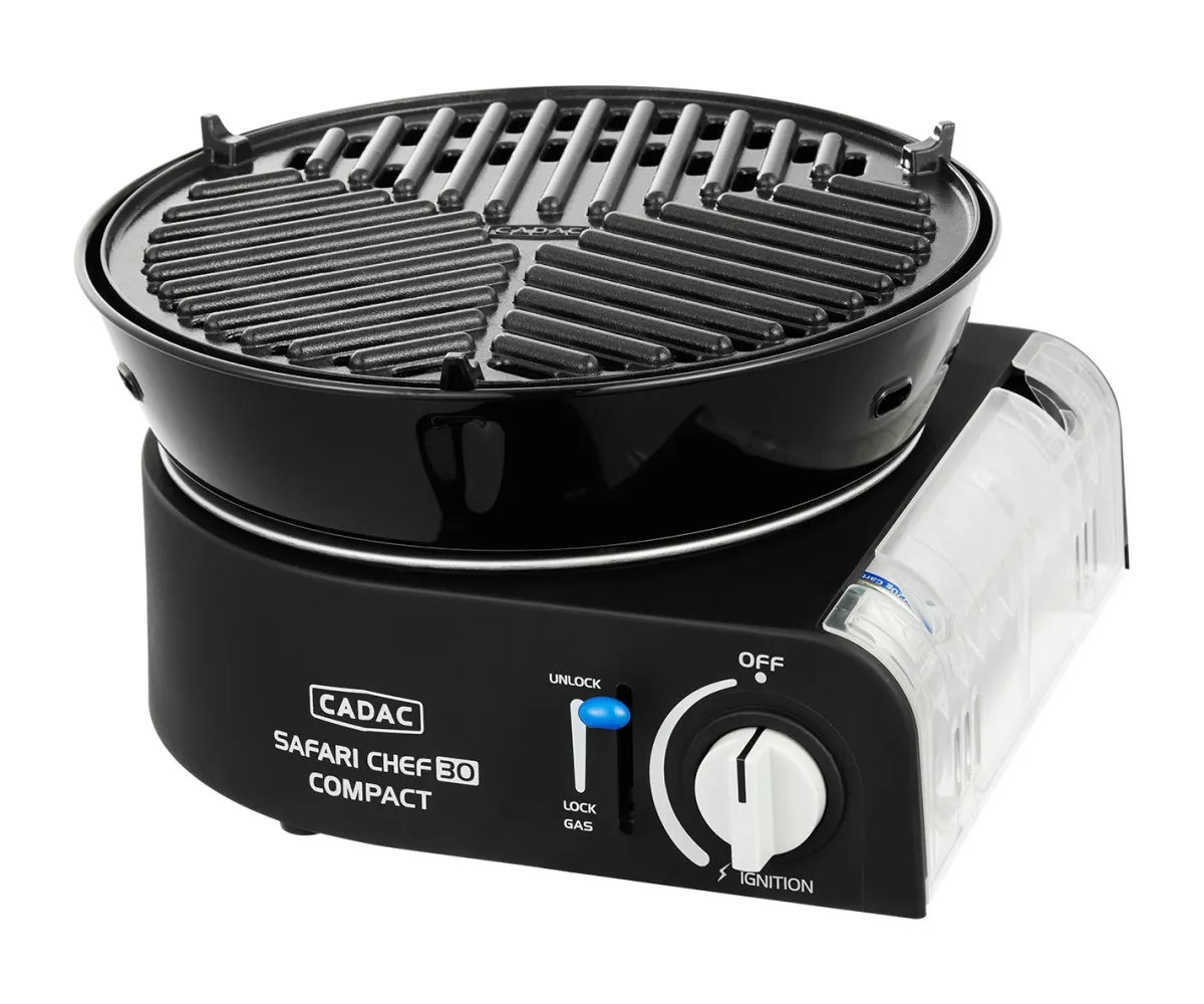 Beyaz arka planda yuvarlak oluklu ızgara plakası ve kontrol düğmesine sahip siyah bir Cadac Safari Chef 30 Compact gazlı mangal.