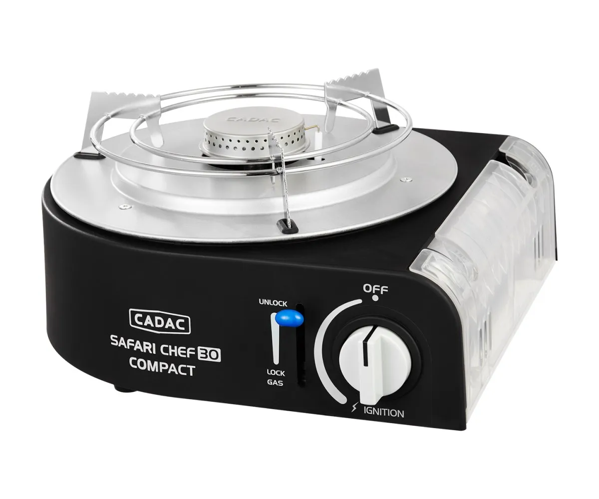 Beyaz arka planda beyaz ayar düğmeli ve gümüş brülörlü siyah CADAC Safari Chef 30 Compact gazlı ocak.