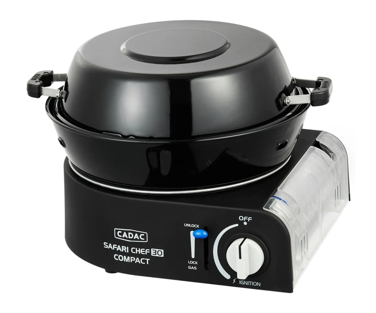Beyaz arkaplanda kapaklı ve kartuş bölmeli siyah Cadac Safari Chef 30 Compact gazlı barbekü.