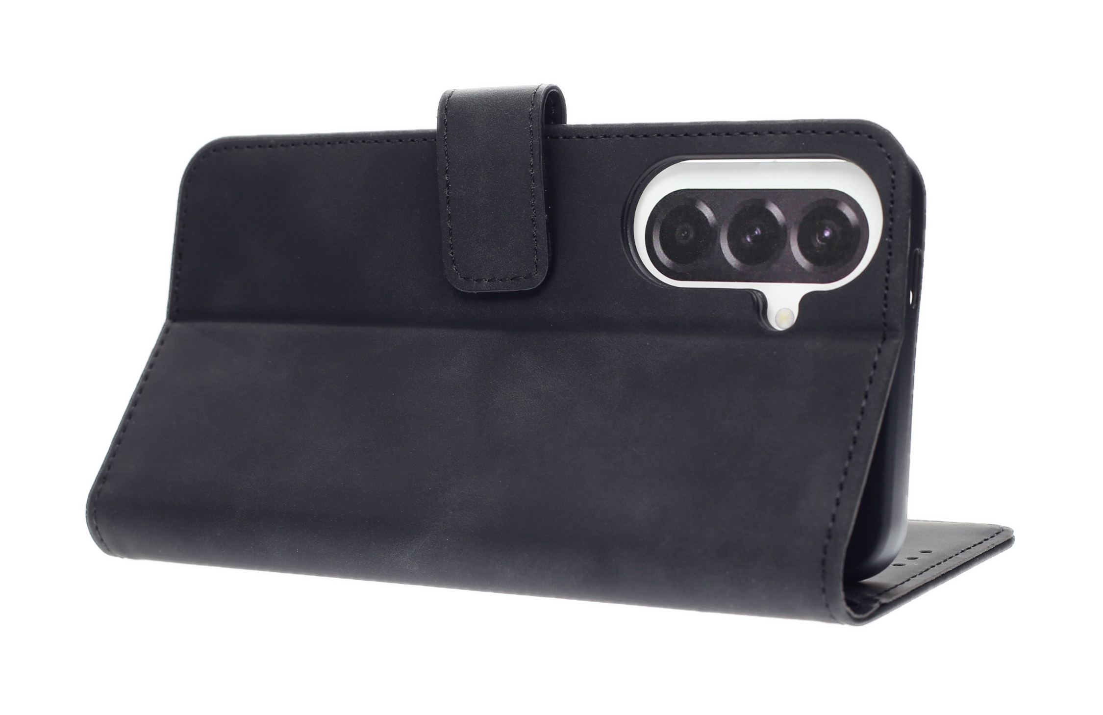 Schwarze Leder-Handyhülle im Wallet-Stil mit Magnetverschluss auf weißem Hintergrund.