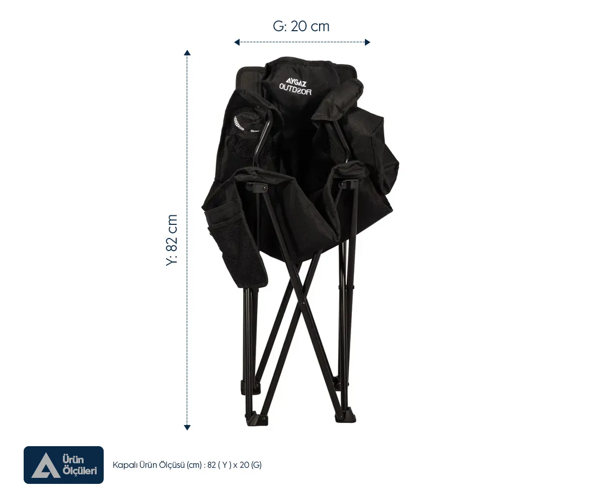 Beyaz arka planda 82 cm yükseklik ve 20 cm genişlik ölçülerine sahip katlanmış siyah kamp sandalyesi.