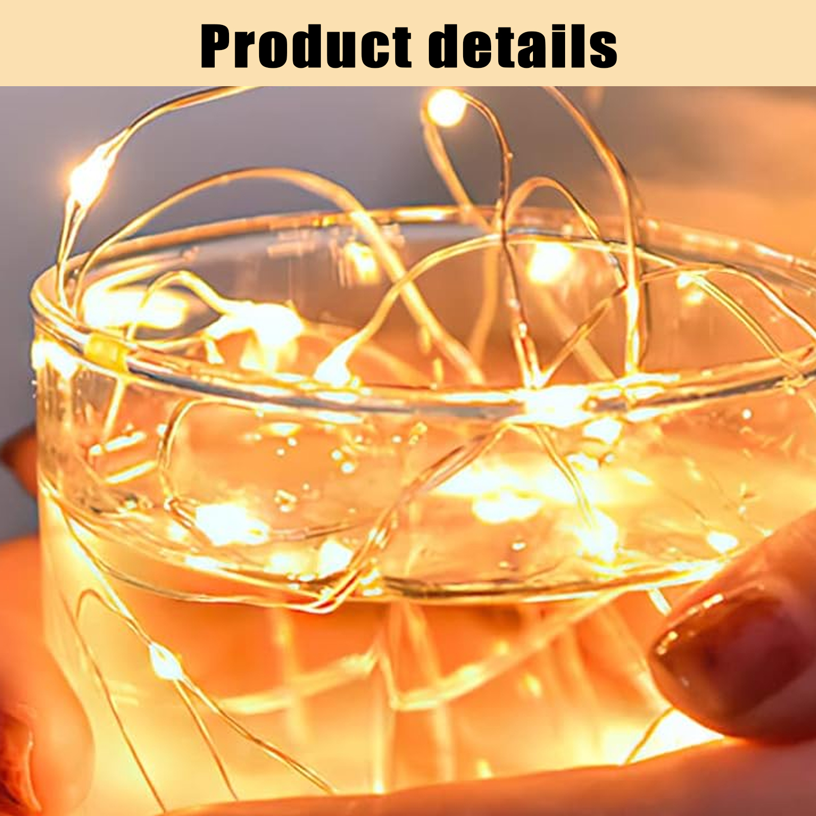 Eine Lichterkette ist in einem klaren Glas voller Wasser platziert, das von Händen gehalten wird.
