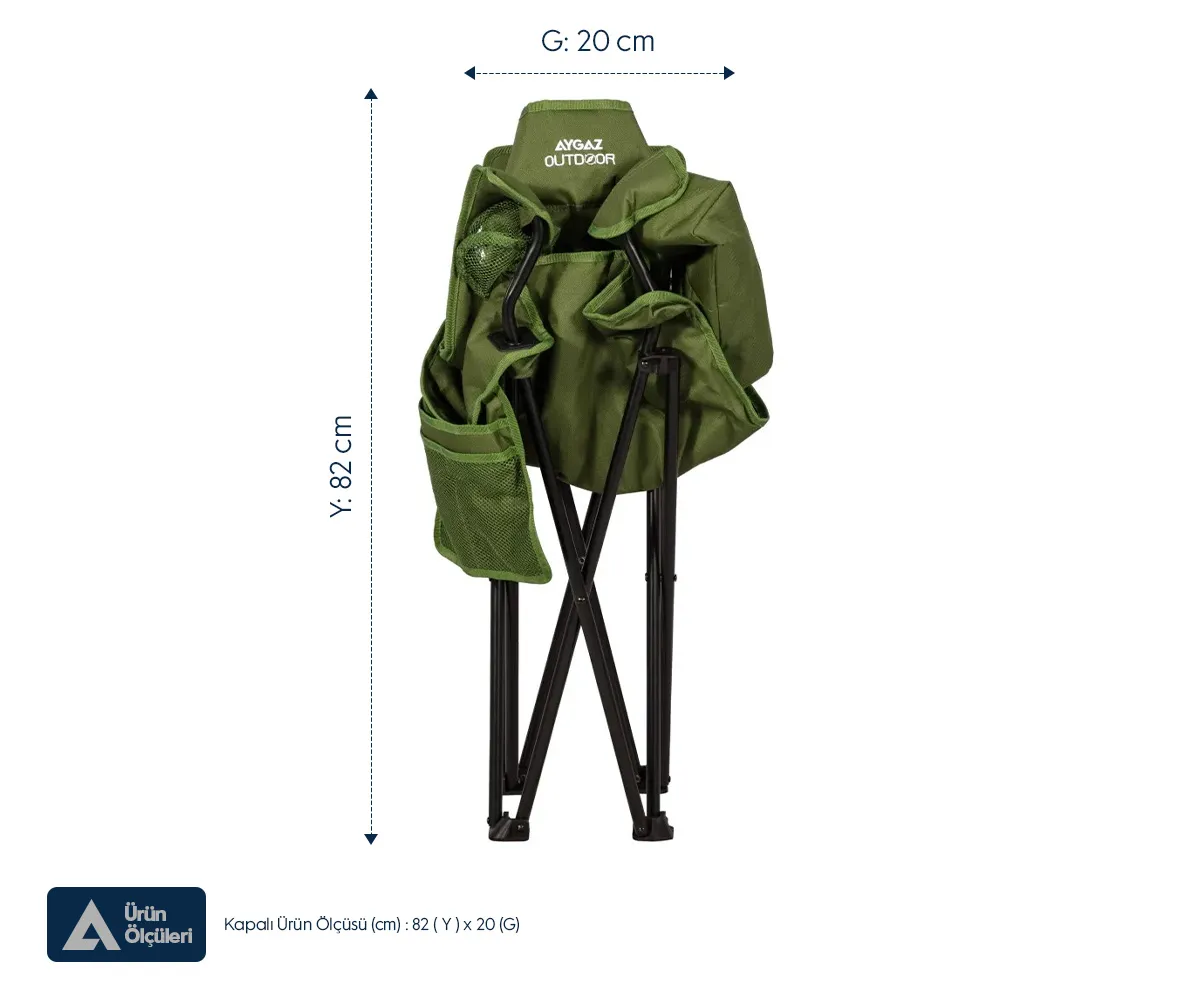 Siyah metal ayaklı, 82 cm yükseklik ve 20 cm genişliğe sahip katlanmış yeşil kamp sandalyesi.