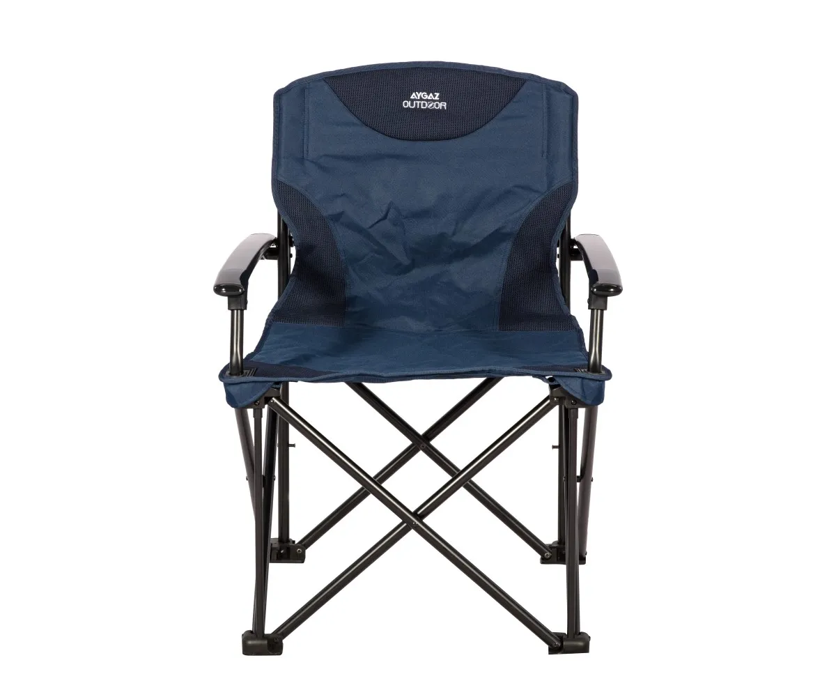 Beyaz arka planda siyah metal iskelete sahip mavi Aygaz Outdoor katlanır kamp sandalyesi.