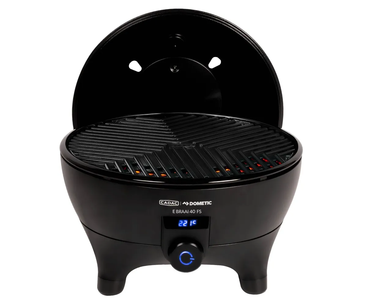 Beyaz arka planda açık kapaklı ve mavi ekranlı siyah CADAC E Braai 40 FS elektrikli ızgara.