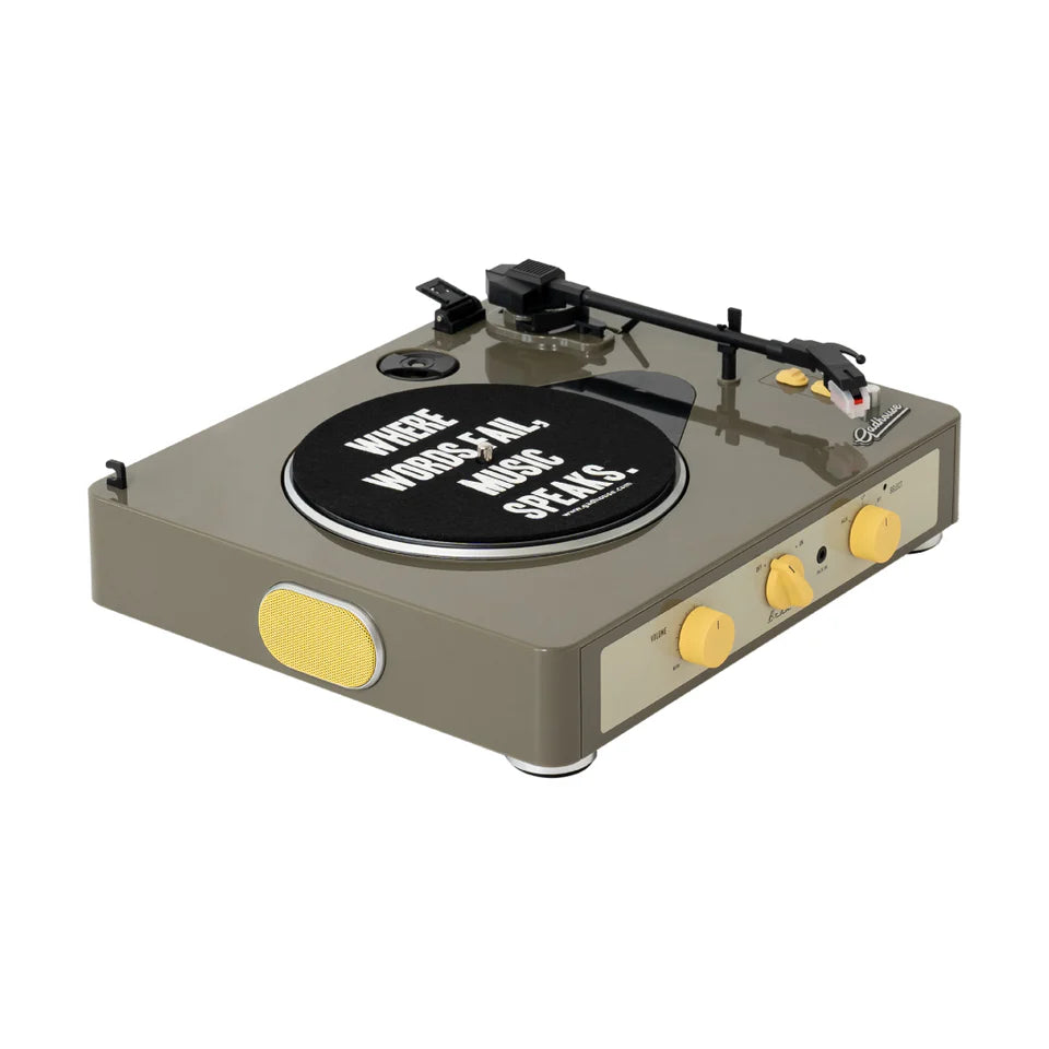 Olivgrüner Plattenspieler mit gelben Reglern, einer schwarzen Slipmat mit weißem Text und integriertem Lautsprecher.